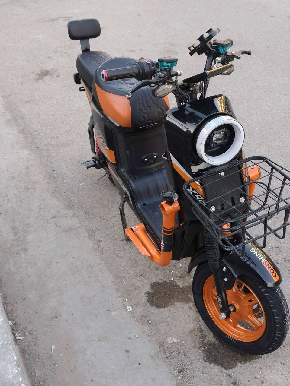 إسلام عليكم دراجه للبيع x900 الدراجه نضيفه نقصها بس دسكات خلفيه الفج موجود كهربائياتها كلها شغاله اشاير عالي ناصي دبل اشاره بصمه بطارياتها صارلي ٣اشهر من شديتهن سعرها 350وبيها مجال رقم الهاتف ***********
