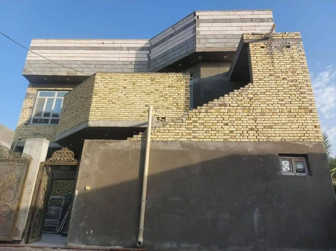 بيت للبيع بناء سنة 2024 طابقين في ابو الخصيب عويسيان قرب مدرسة الإعلام
البناء طابوق للطابقين عدا الستارة والبيتونة فرمستون وبلوك

البيت طابو زراعي والمالك عراقي موجود 

مكونات البيت :

 الطابق الأول (الارضي) يحتوي على (غرفتين+صالة ومطبخ +إستقبال +كراج +صحيات+حمام+صحيات خارجية  + منور عدد 2 )

الطابق الثاني :

شقتين منفصلتين :

الشقة الأولى درجها معزول 

تحتوي على :

غرفتين منام +صالة مفتوحة + مطبخ +صحيات+منور+بلكونة

أما الشقة الثانية ناقصها فقط تشطيب كاملة تحتوي على :

غرفة 1

صالة كبيرة 1

صحيات 1

مواصفات البيت :-

-المساحة الكلية للارض بالخارطة 228 متر

مساحة البناء 310 متر للطابقين 

الطابق الأرضي 150 متر 

الطابق الثاني  160 متر 

- الواجهة  12وربع متر 

 -والنزال 19 متر 

علمآ ان الطابق الأرضي كهربائياته معزلة عن الطابق الثاني من ناحية الكيبل والدكم والجوزات الخ ..

والطابق الثاني كذلك ......

- الكهربائيات:- الجوزات والدكم والبلك سويج  شركة اوزن الاصلي 

علمآ يوجد خط ثاني لكل طابق 

ويوجد كذلك خط انترنت كامل .

البيبان والشبابيك :-

الشبابيك مع الكتائب cnc للطابق الأرضي والطابق الثاني. 

-الجنلات والفريمات 4 ملم .

-وبيبان الغرف والاستقبال شغل عراقي صاج درجة أولى للطابقين . 

-والجراجيب ماليزي جاوي .

-بيبان الصحيات المنيوم تفصال للطابقين.

ملاحظة/ المنطقة جديدة ومعزولة عن المنطقة المجاورها كاملة من ناحية الخدمات

 البيت يبعد عن الشارع العام الرئيسي 150 متر 

السعر 245 و بي مجال 

هاتف ☎️***********☎️
