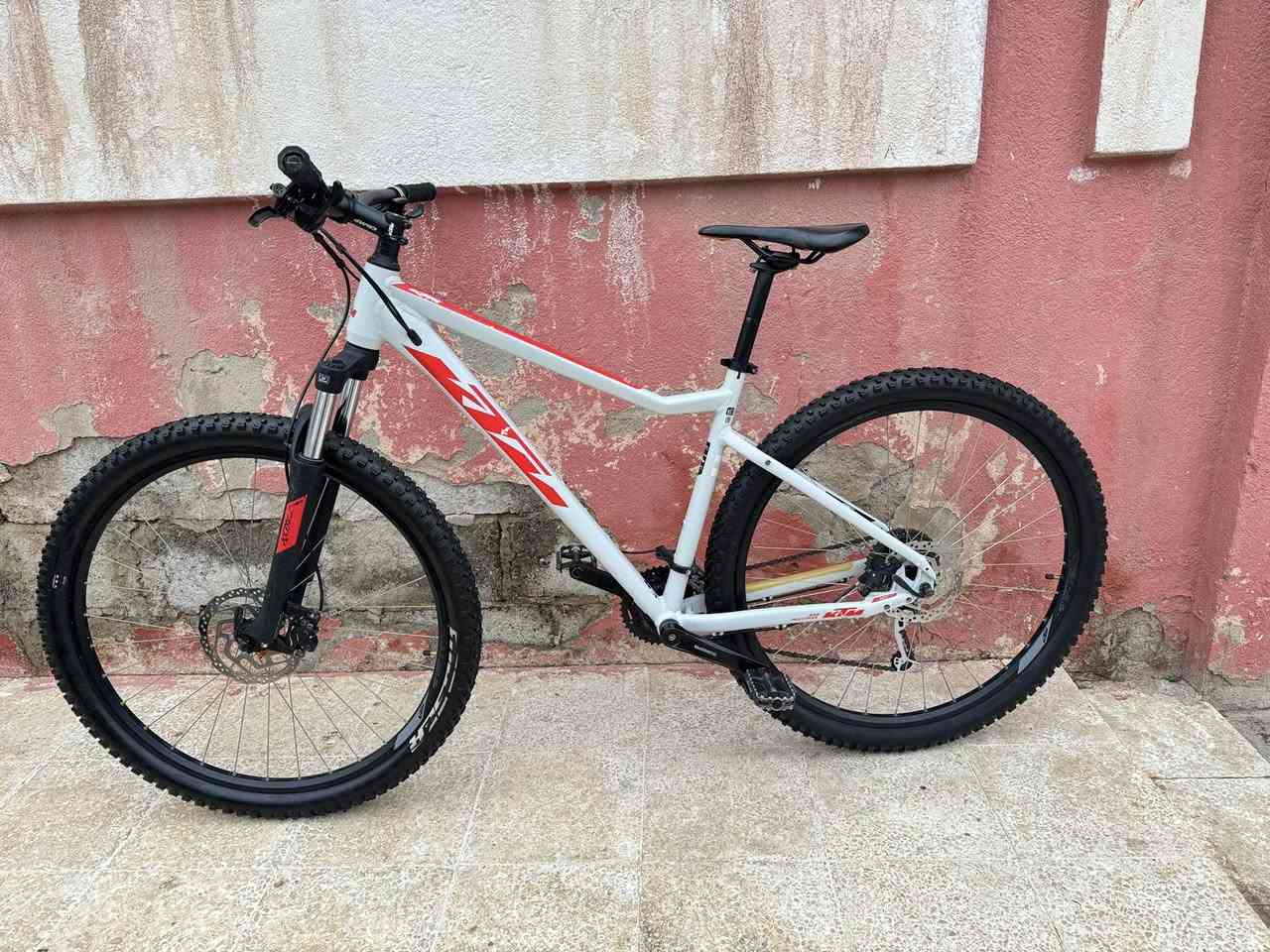 السلام عليكم اخواني ماركة (KTM)غني عن التعريف 
حجم 29 قياس M فريم 48 معدنه المنيوم 
بريكات دهن شيمانوا  دبل فتح قفل تحكم 
سستم شيمانوا التوس 3/9 ناقل خلفي XT مثل موضح بل صور كلهاا بلادي صنع في نمساوية 
 وياله ورقبه وسكانه وبيدرات كلها ختم واحد KTM نظافة 90بل 100 سعرهاا 500 الف وبي مجال 
الاستفسار *********** عنواني موصل 
معرض الفهد تتوفر خدمة توصيل لجميع 
محافظات العراق وتحياتي للجميع
