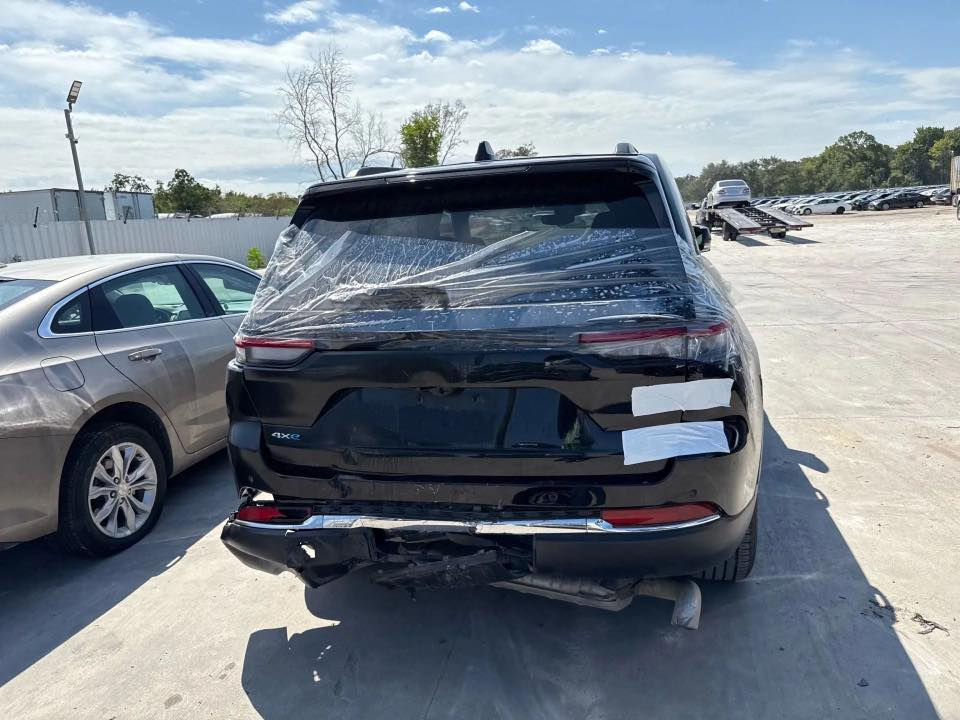 السلام عليكم
جيب كراند شيروكي هايبرد2024  لمتدد بلك ان.
معروضه للبيع 
الحادث كما موضح بالصور
سياره مشحونه الى اربيل.
تستلم بدون تصليح رقم كاتي.
للتواصل ***********
