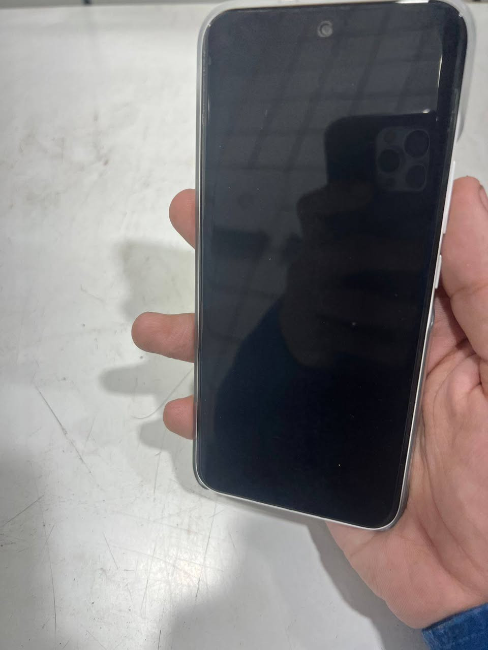 للبيع Tecno Spark Slim استعمال 10ايام
9800

المواصفات:

- شاشة AMOLED منحنية 6.78 بوصة
- دقة 1.5K
- معدل تحديث 144Hz
- معالج MediaTek Helio G200
- ذاكرة 256GB
- رام 16GB (8GB أساسي + 8GB رام افتراضي)
- كاميرا خلفية 50MP
- كاميرا أمامية 13MP
- بطارية 5160mAh
- شحن سريع 45W
- Dual Speakers + Dolby Atmos
- NFC
- IR Blaster للتحكم في الأجهزة
- بصمة + Face Unlock
- Android 15
- تصميم نحيف جدًا 5.93mm

مميزات إضافية:

- مقاومة طرطشة ومياه IP64
- شاشة ساطعة جدًا
- صوت ممتاز
- موبايل شيك وخفيف وأداءه قوي في الاستخدام اليومي


**إذا كنت صاحب هذا الإعلان وتريد حذفه لأي سبب، رجاءا أرسل رسالة إلى الدعم الفني**