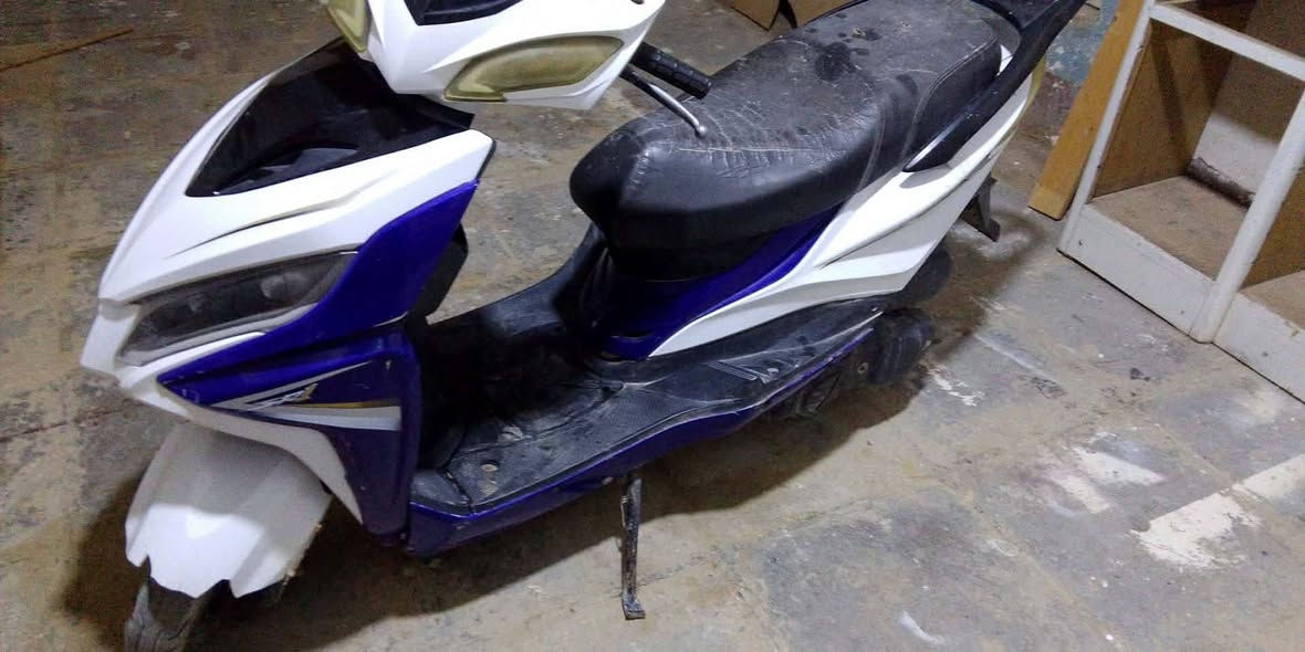 السلام عليكم ورحمة الله وبركاته
دراجه سكنس صيني كامله مكمله تجفيت جديد بوشه وبستم وكور كلها شغاله من طول للطول نكره سلف كهربائيات كلها شغاله ترايك وين ماتريد جاهزة الدراجه 
مكاني سوق الشيوخ السعر 225 مجال قليل 

***********
