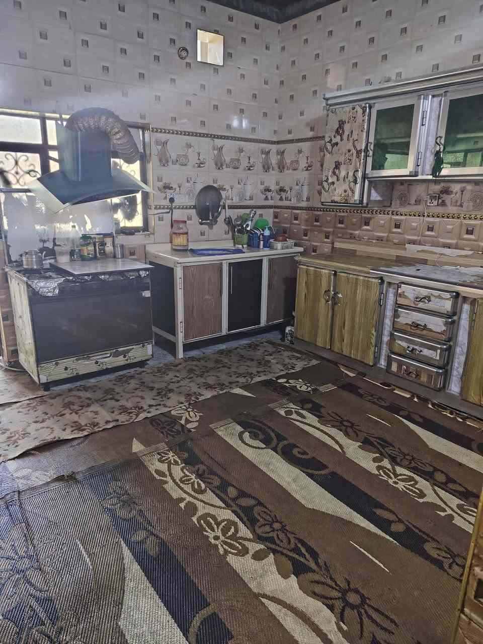 بيت لبيع مساحة 220 متر المنطقة الرضوية 7 قرب مركز الشرطة شارع شيخ ارياض 
غرفتين صاله صحيات داخليات طارمه استقبال 8 امتار تخاريج خارجيه 
لتواصل ***********
