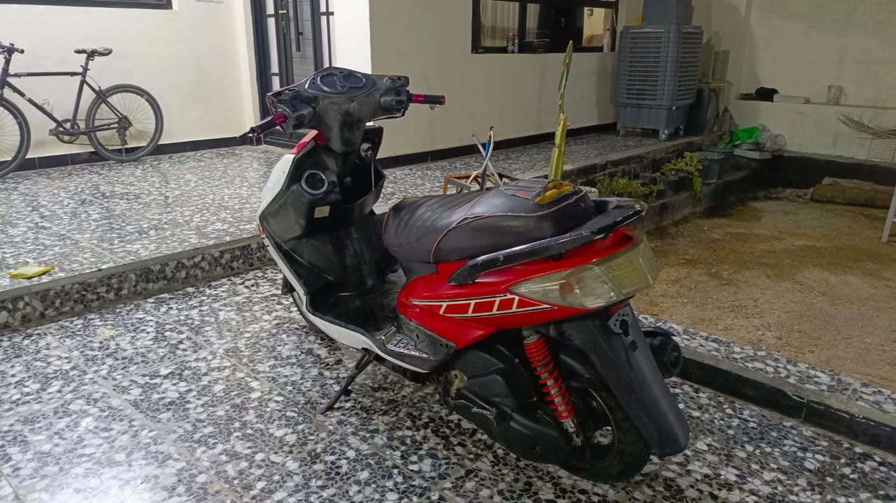 السلام عليكم سكنس فحل  خمسينيه للبيع 
الدراجه مكينه مكفوله كهربيتها كامله نقصها بس جاملغ 
شلعه ومعدل ابلادي نكره سلف السعر ٤٠٠ 
رقمي *********** بغداد, العراق
