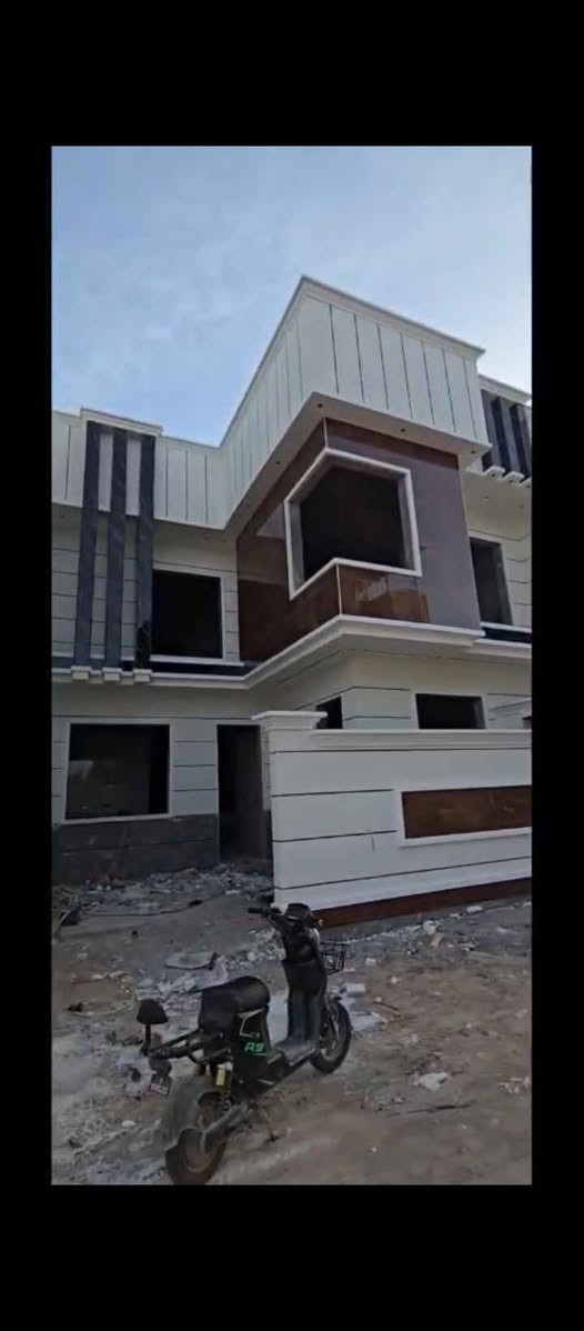 🏡 دار حديث للبيع – فول
تمتزج مع الحداثه العصريه الحديثه 
مزودة بأحدث التقنيات 
 مواصفات
📍 الموقع: البصرة / أبي الخصيب – البهادريه
🔹 قريب على الشارع العام الداخلي (السايدين)يشمل الموقع خدمات شامله تلبي متطلبات الحياة من مدارس وخطوط نقل طلاب وأسواق وماء وكهرباء وجميع الخدمات الصحيه 
📐 المساحة: 200 متر
🏗️ نوع البناء: حديث – طابقين
✨ تفاصيل الدار:
• 6 غرف نوم (سويت)
• استقبال واسع
• صالتين مريحة
• مطبخ حار + مطبخ بارد
• صحيات حديثة
• كراج سيارة
📜 نوع الملكية: طابو زراعي عراقي
📞 للاستفسار: تواصل معنا هنا 
ع الواتساب ***********ونرشدك لذلك الموقع البصرة, العراق
