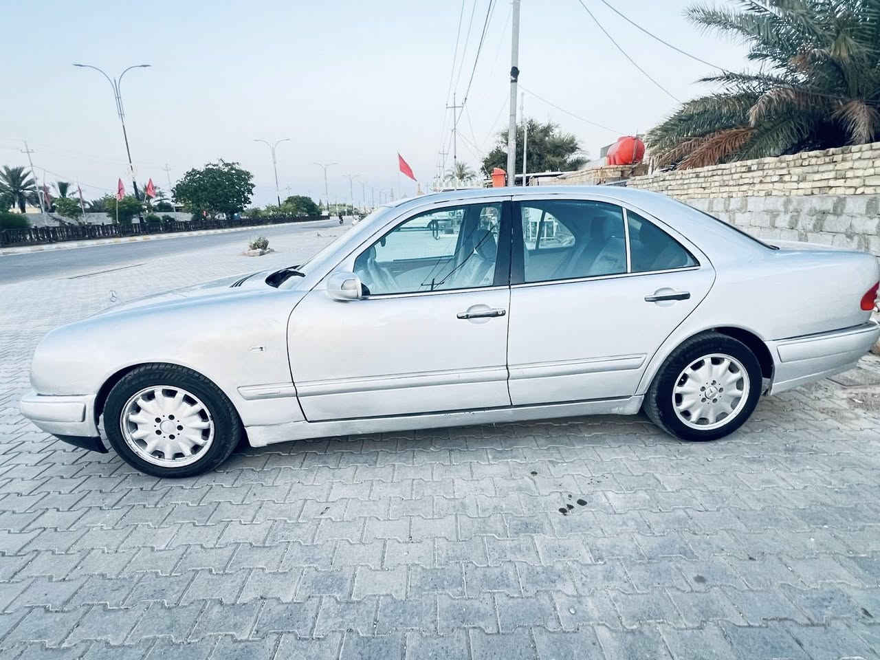 السلام عليكم 
مارسدس أم عيون E320 
بيها محرك  VVT 3000 
موديل 1998 
رقم انكليزي سنويه ل29 بأسمي تحويل ثاني يوم 
مكينه وكير كفالة 
صدر أمامي خلفي جديد 
تبريد ثلج منضومه جديدة بالباكيت قطعتين+ثلاجه 
تخم تاير جديد 
باتري جديد 
السعر 68
رقمي 
***********
