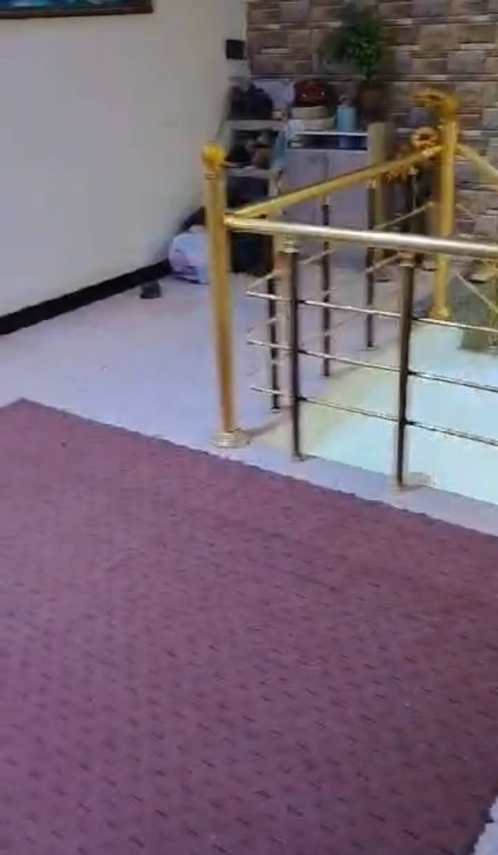 للبيع فقط بيت مساحه ١٥٠ متر وجه ٧ متر ونص ونزال ٢٠ بناء جديد ٢٠٢٠ طابقين طابو صرف بسم واحد فقط يتكون من تشجير أمام البيت مدخلين صاله ومطبخ وخدمات وحولي وغرفة نوم وترك وطابق ثاني ٣ غرف نوم وخدمات وحولي وطابق ثالث بيتونه وسطح أرضية البيت مرمر مكانه حلو ومميز حي العباس قرب بانزيخانه حي العامل سعر مناسب انشالله للاستفسار مكتب دارك للعقار واتساب *********** ***********
