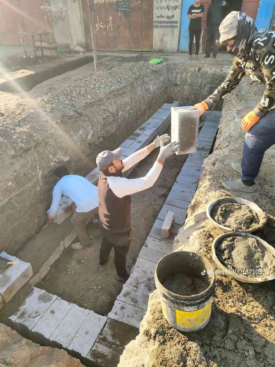 #متفرّغ حاليا سلام عليكم جزء من أعمالنا في قضاء المدينه
(1)حفر خزينه وبناء ونجارة وصبهاا عمل كامل 
(2) تزفيت سطح وفلانكوت تزفيت سطح لباد 
(3) تزفيت قاعده حار وبارد تزفيت بتلوو تزفيت حمامات خاسف 
(4)صبت نضافه كراج صبت نضافه مشاي صبت سطح عكاده
(5) تصعيد مؤاد يدوي حفر يدوي 
(6) كوبلن قاعده لبخ قاعده 
(7)تفليش سياج تفليش سيراميك 
(8)فرش لبيت سبيس وحدل 
(9) تنضيف لبيت من النقاظ ودكه 
(10)حفر صونده من بوري 
(11)تصعيد طابوك ع بتلوو 
والى آخره استفسار ***********واتساب موجود
