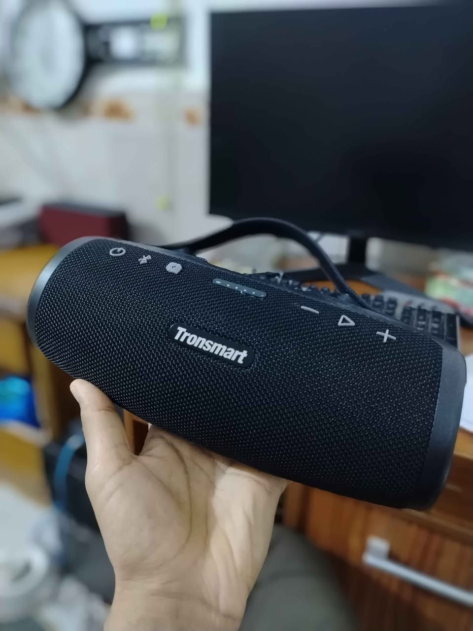 إليك المواصفات الأساسية لسماعة Tronsmart Mirtune S100 
المواصفات التقنية
قوة الصوت (القدرة): 50 واط (نظام صوت 2.1 قناة يشتمل على مضخم صوت بقوة 30 واط ومكبرات تردد عالي مزدوجة بقوة 10 واط لكل منها).
إصدار البلوتوث: 5.3، مع مدى لاسلكي يصل إلى 18 مترًا في المناطق المفتوحة.
عمر البطارية: يصل إلى 20 ساعة من التشغيل المتواصل (عند مستوى صوت 50% ومع إيقاف الإضاءة).
سعة البطارية: 8000 مللي أمبير، وتستغرق عملية الشحن حوالي 4.5 ساعة.
مقاومة الماء: تصنيف IPX7 (تتحمل الغمر في الماء حتى عمق متر واحد لمدة 30 دقيقة). البصرة, العراق


**إذا كنت صاحب هذا الإعلان وتريد حذفه لأي سبب، رجاءا أرسل رسالة إلى الدعم الفني**