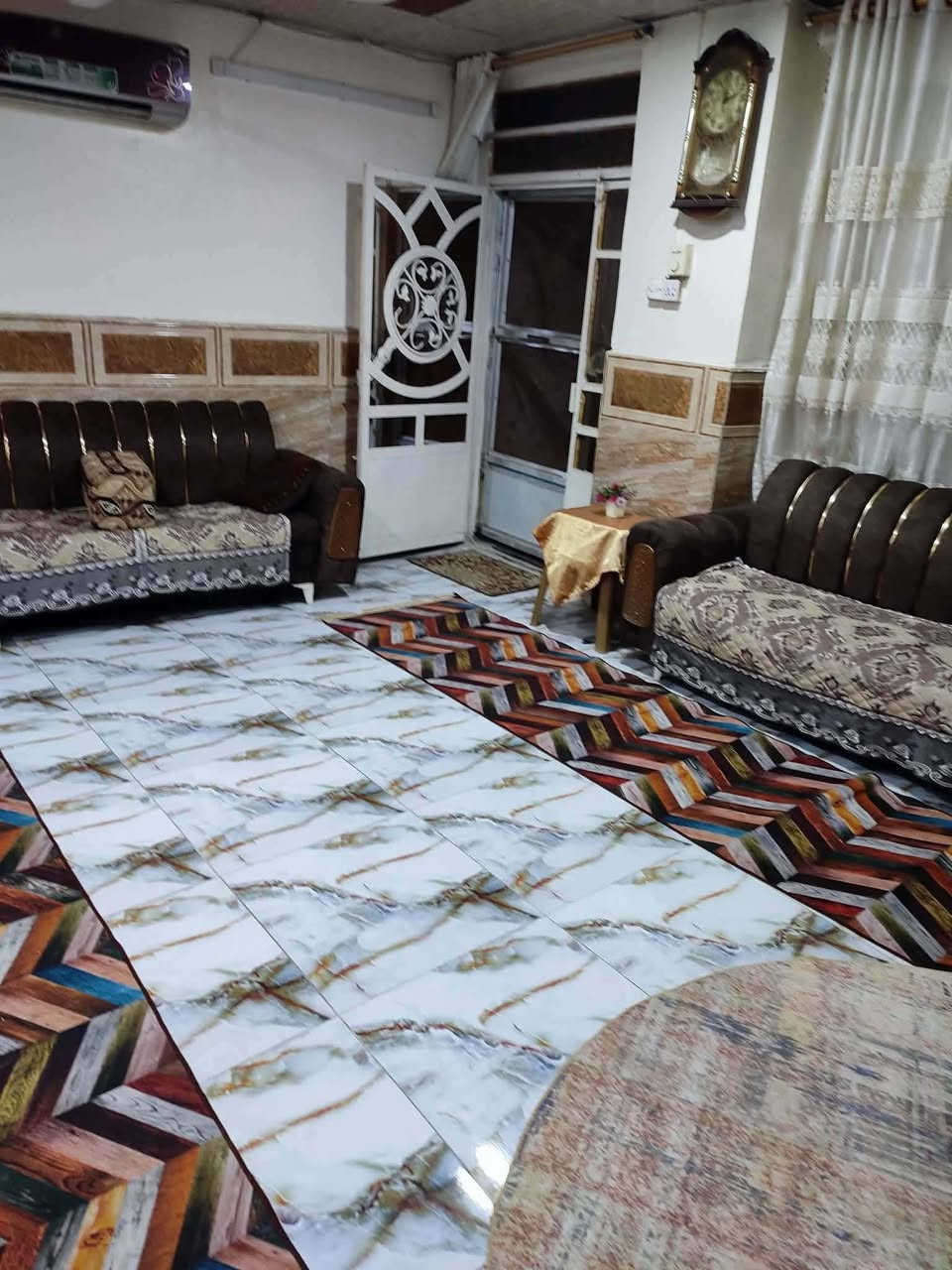 بيت في حي الموظفين .المنطقه المقابله لمعمل المطاط قرب الجسر الجديد .مساحه 300متر ركن امامه ساحه وحديقه مسيجه خارجيه مطلوب للدوله 25 مليون طابقين ثلاث غرف واستقبال كبير 7*4 وصاله كبيره 6*5ومطبخ كبير 3*6 وطارمه تسع لسيارتين وحديقه كبيره وصحيات خارجيه وداخليه ومخزن كبير . السعر باليد145 والطلب 25مليون للدوله كل سنه مليون و100على المشتري .بيت مرتب ومنطقه هادئه كلهه موظفين والشوارع الداخليه مبلطه والخارجيه على ابواب الاكتمال .الشراي يتصل على الرقم ***********
