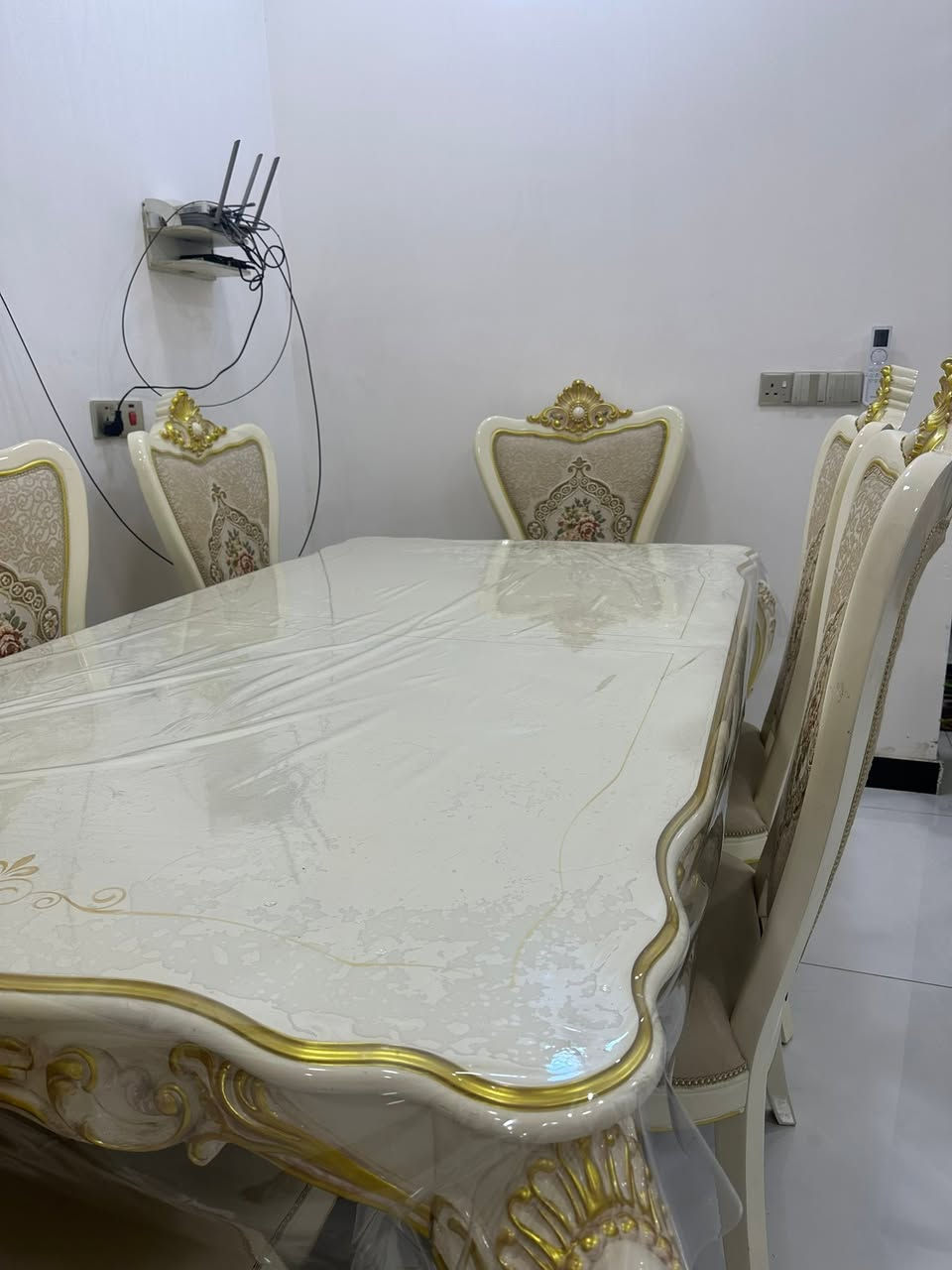 ميز طعام جديد ٦ كراسي يتكبر و يتصغر مكاني اليرموك السعر ٦٠٠ الف ***********

