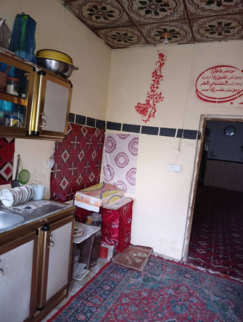 بيت للبيع 100م بشارع المطار القديم قرب مدرسة جنائن صب كونكريت غرفه وصاله ومطبخ وستقبال اريده 25 وبي مجال ***********
