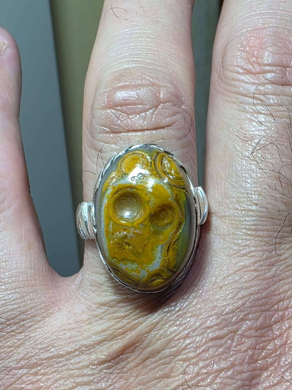 خاتم.داوودي مصور وجه مرعب رباني  مروكب بسلطاني  قديم جدا من اندر الحجار خاتم نوادر قوي جدا وحجر قديم داوودي مروكب بسلطاني لون غريب صياغه فضه اصلي صياغه نجفيه صياغة علي عنوز مكشوف مناميا ومروحن ومنجم خاتم خطوط محبه قويه جدا جدا تقارب تهيج عقد لسان طاعه خضوع تسهيل امور جاها وجاها تواصل خاص او واتساب ***********
