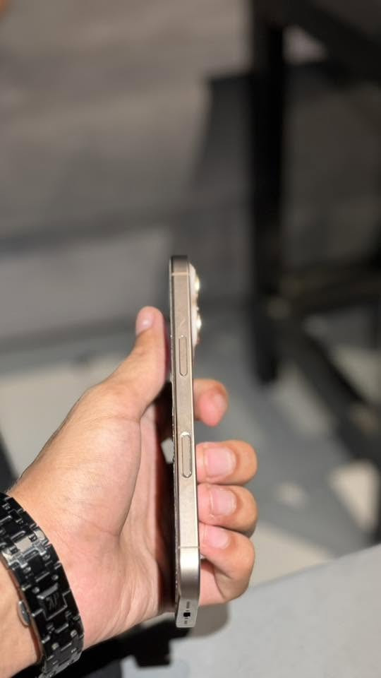 16 pro 
256GB
91%🔋
الجهاز نظيف 100‎%‎ الصاصي شخط مابيه 
بيه فقط هاي النقاط بلشاشه وطلعت بسبب الشحن يعني مو ضربه 
مليون قفل مكاني حله مركز 
*********** واتساب
