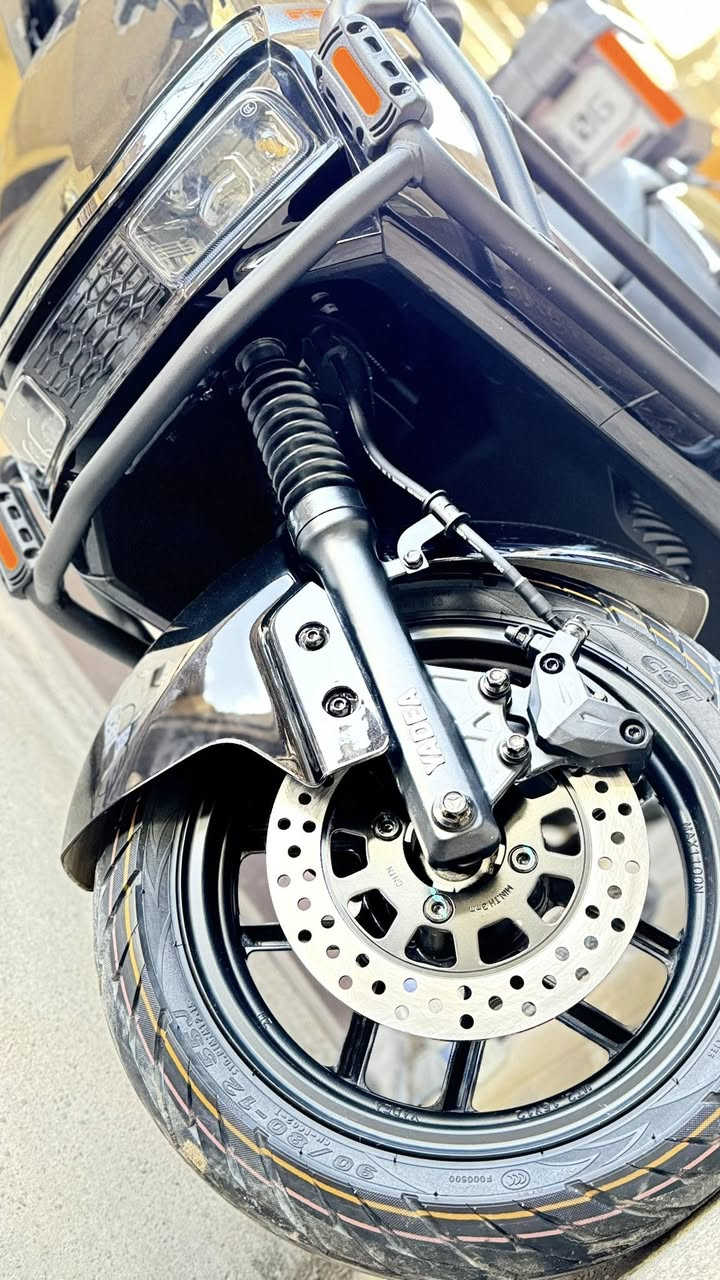 ألســلامُ عَلَــــيكُم يابه ابو  العبد للبيع سعرهه معروف  ياديا و ضمان ياديا ميحتاج  نسولف بي 
الوصل موجود قبل اسبوع تقريبا اخذتهه من الشركه  الرئيسيه 
مواصفاتهه الدراجه  تكدر  تسوقهه بس  من خلال التلفون او  من خلال  البصمه او اخر خيار  سويج 
تمشيك ٧٠ كيلو تقريبا  الى ٦٥  حقيقي  
سرعه ٦٠ 
قفل ذاتي 
قفل سرعه 
بيهه ميزة الرجوع  للخلف 
من تربطهه  عالتلفون  بيهه هواي  تحكمات 
بصمه ضوء مستشعر موضح بالفيديو 
ضمان سنتين  عالبطاريه و العقل يعني راسك بارد 
ناعمه و سياقتهه  حلوه كلش  والسايق من هاي  الشركه يفهم قصدي 
شباب وصلهه موجود  ماخذهه  بمليون و  ٢٣٠  الف  و هسه  احتاجيت 
انطونه سعر بالمعقول بس  خلو بالكم  لا تكسرون  بحلال  العالم 
سمعونهً الصلاة  ع النبي  الكريم و الهِ و صحبهِ  و سلم 
اسف عالاطاله مكانهه  بغداد /  الدوره  
متوفر خاص  و عدكم واتس  و بخدمتكم  
***********
