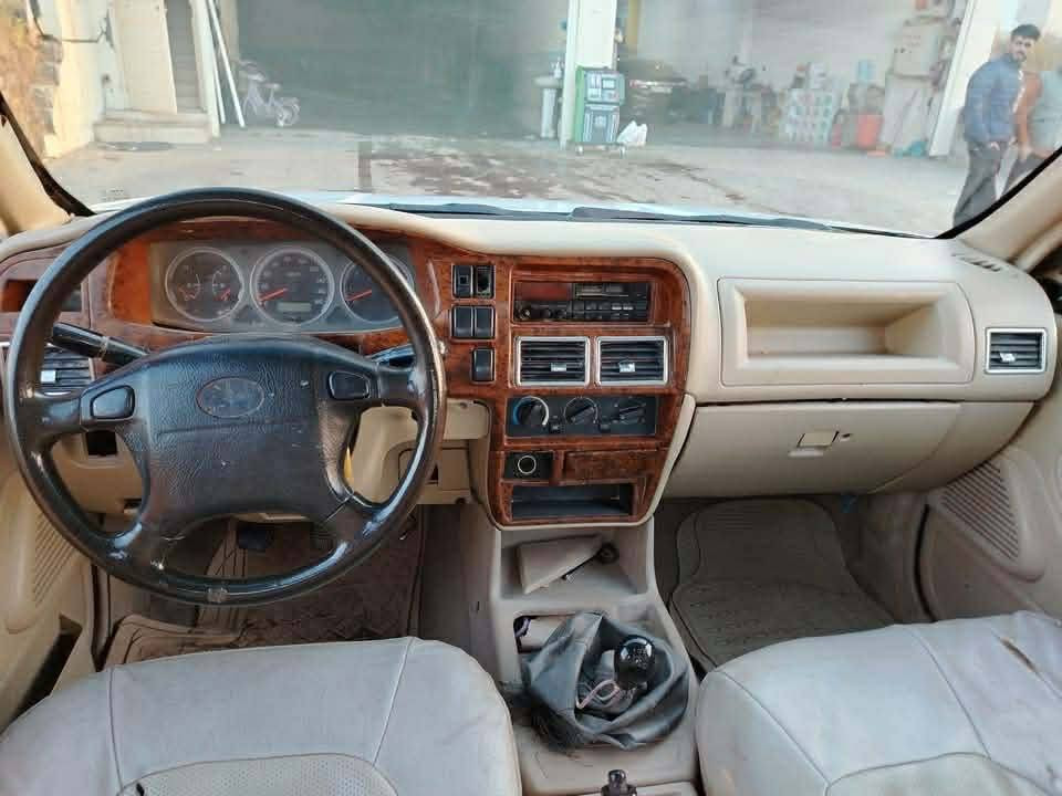 ماشەڵای ئەوێ ماڵی فەقیرە هەتا خوا حەزکات سەیارەیەکی مەزبوتە گێڕ و مەکینە ئەکسلی بەشەرتکارەبای و شتی مەزبوتە مەکینەی چوار وای لەسەرە سەنەویە گەرمی ئیش ئەکات هەکەیل و شانسی زۆۆر زۆۆر جوان و مەزبوتە   سەیارەکە لە سلێمانیە سعری ۲٨ گەڵایە کێ حەزی لێ بوو لە خزمەتیام
***********
