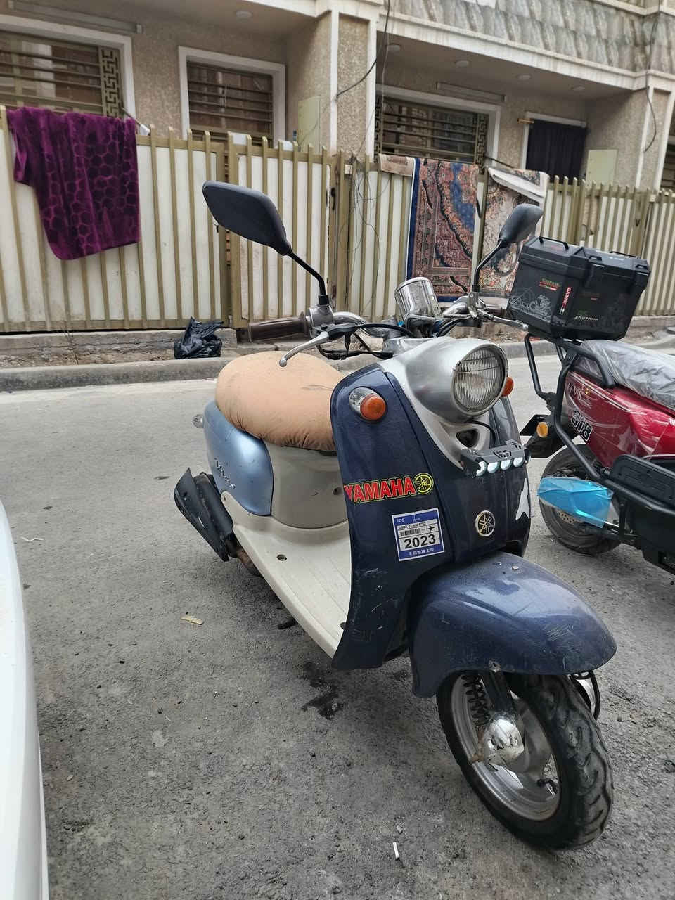 سلام عليكم اخوان دراجه للبيع كلاسك (عبد الحليم) دراجه نضيفه وشغاله وخير من الله السعر ٢٢٥ وبيها مجال بسيط العنوان بغداد الشعب ***********
