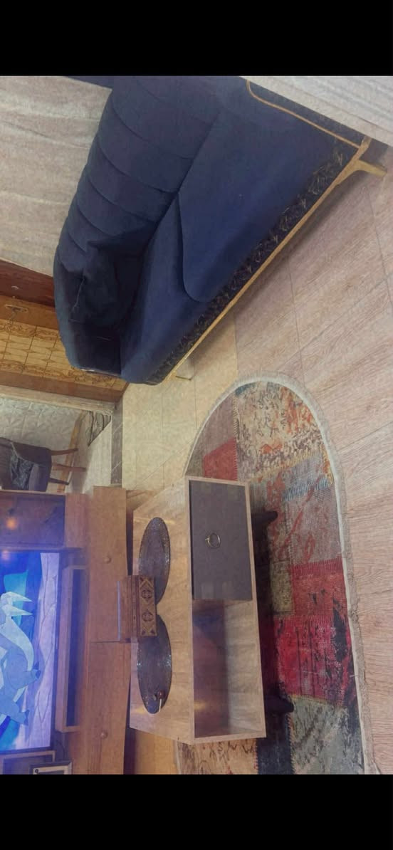 سلام عليكم غراض للبيع تخم كامل نضيف وبوفية نضيفة جداا ( عرض البوفية ١٩٠cm.   طول البوفية ١٥٠cm ) وطبلة وسطية نضيفة جداا  (السعر خاص) ( رقم الهاتف موجود واتساب *********** وعليكم السلام
