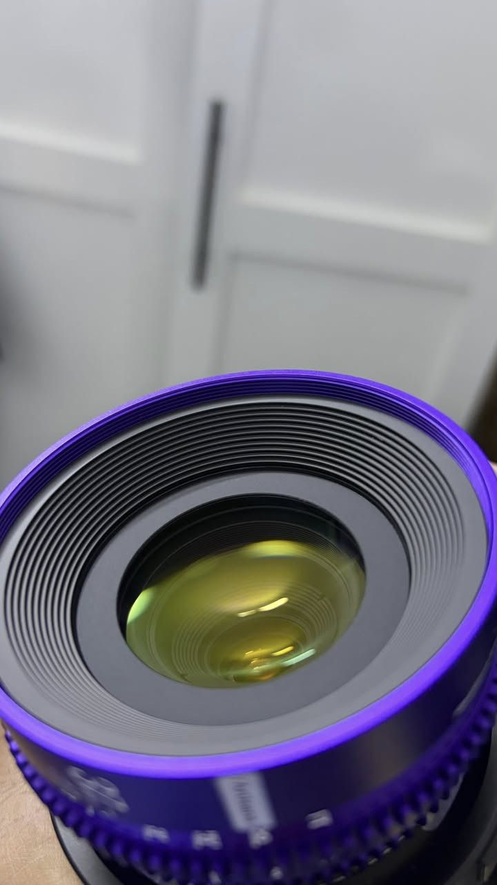 عدسة سينمائية مميزة لعشاق اللقطات الفنية والإبداعية 🎥✨

عدسة 7Artisans 37mm T2.9 Floral Bloom Cine Lens
مصممة خصيصًا لإنتاج تأثيرات بوكيه فنية وانفجارية تعطي المشاهد طابع سينمائي مختلف ومميز.

▪️ تدعم كاميرات Full-Frame
▪️ فتحة عدسة واسعة T2.9
▪️ تأثيرات بوكيه فنية مع عزل وإضاءة سينمائية خرافية
▪️ مقاس فلتر 72mm
▪️ تصميم Cine احترافي مع فوكس سلس ودقيق
▪️ مناسبة للتصوير السينمائي، الكليبات، والمشاهد الإبداعية

عدسة تقدم طابع بصري مختلف ولمسة فنية مميزة لكل لقطة.  

العدسة نظافة 100/100 مع الادبتر 
سعر 800 الف علما وصلتلي بسعر 975 

مكاني بغداد الكفاح 
ماعدي توصيل توصيل ماعدي


**إذا كنت صاحب هذا الإعلان وتريد حذفه لأي سبب، رجاءا أرسل رسالة إلى الدعم الفني**