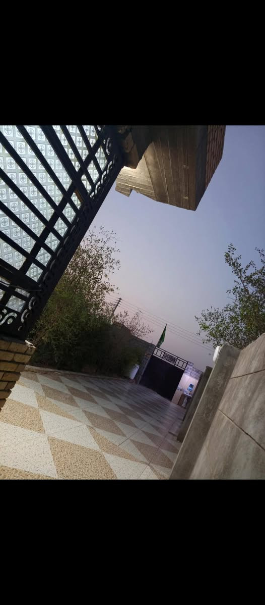 دار للبيع المساحة ٦٠٠ متر يتكون من ٣ غرف صاله  كبيره مطبخ استقبال مساحه البناء ٤٠٠ متر الباقي حديقه طارمه البناء طابوگ البيت طابقين العنوان قرب أبو رعد السيراميك حي فدك الفرع الثاني*********** الاتصال ع رقم يوجد كهرباء ماء اساله
