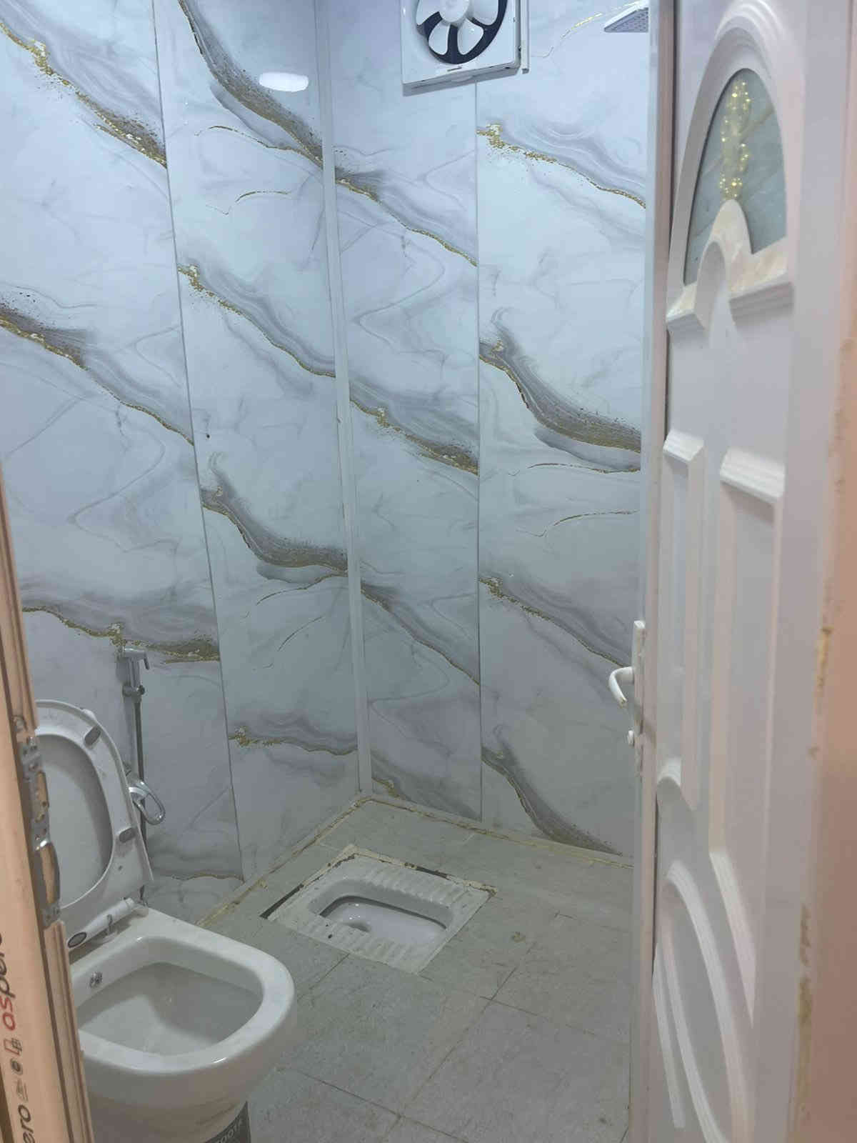 سلام عليكم شقة للايجار ***********
شقة طابق 2 درجيين للإيجار عوائل فقط بناء جديد جاهزة  العنوان المشتل حي المعلمين قرب المجلس البلدي منطقة سكنية بيت وليس عمارة 
تحتوي على غرفة وصالة ومطبخ وحمام السعر 300 الف 
غير متواجد بالفيس للتواصل ***********
واتساب هم موجود
