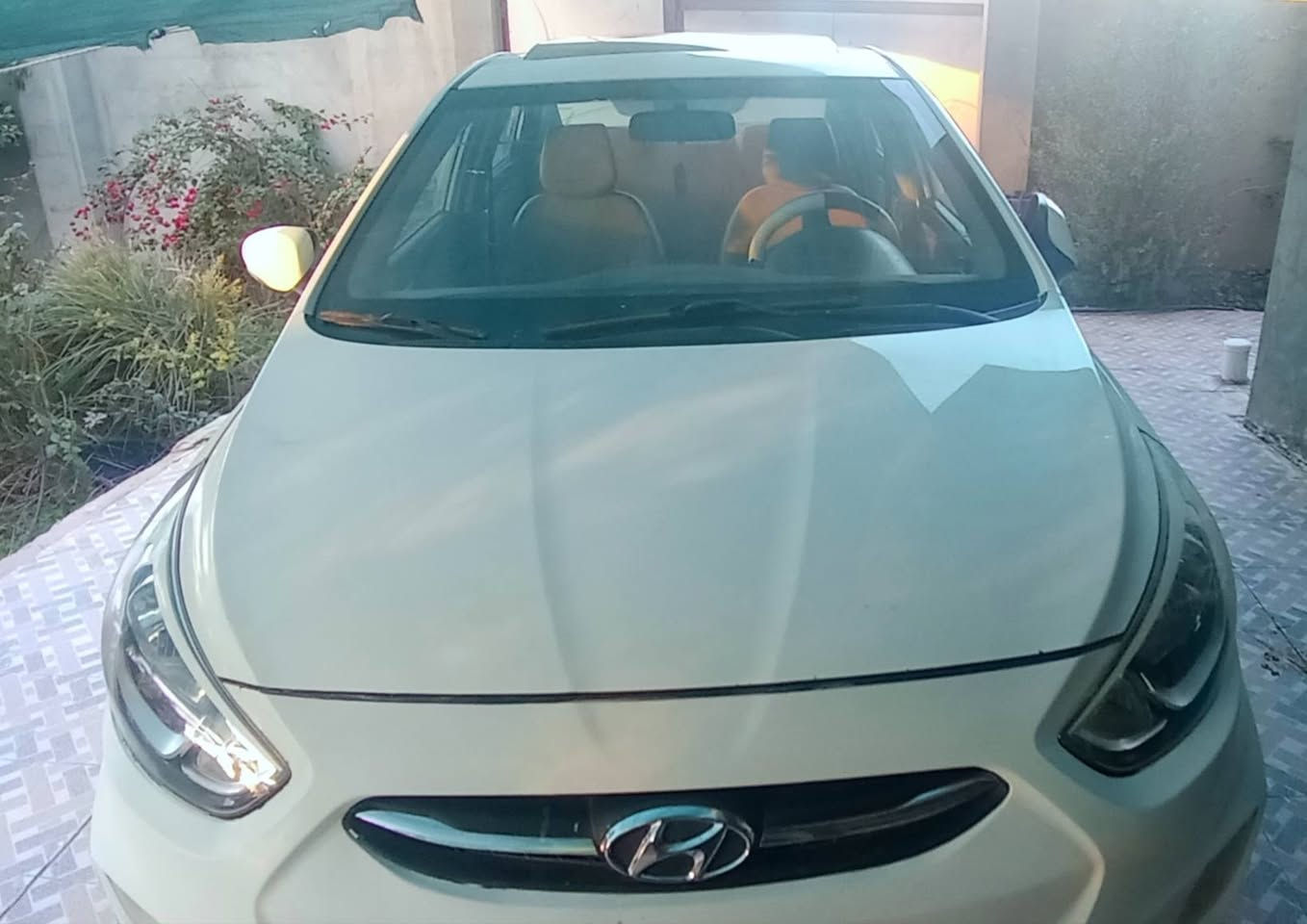 السلام عليكم اكسنت خليجي#موديل ٢٠١٥ حجم المكينة 1600 مواصفات معروفه فتحه يدات نيكل اشاير بالمري شاشة كاميرا مكانها بالحلة الشراي يتصل ***********
