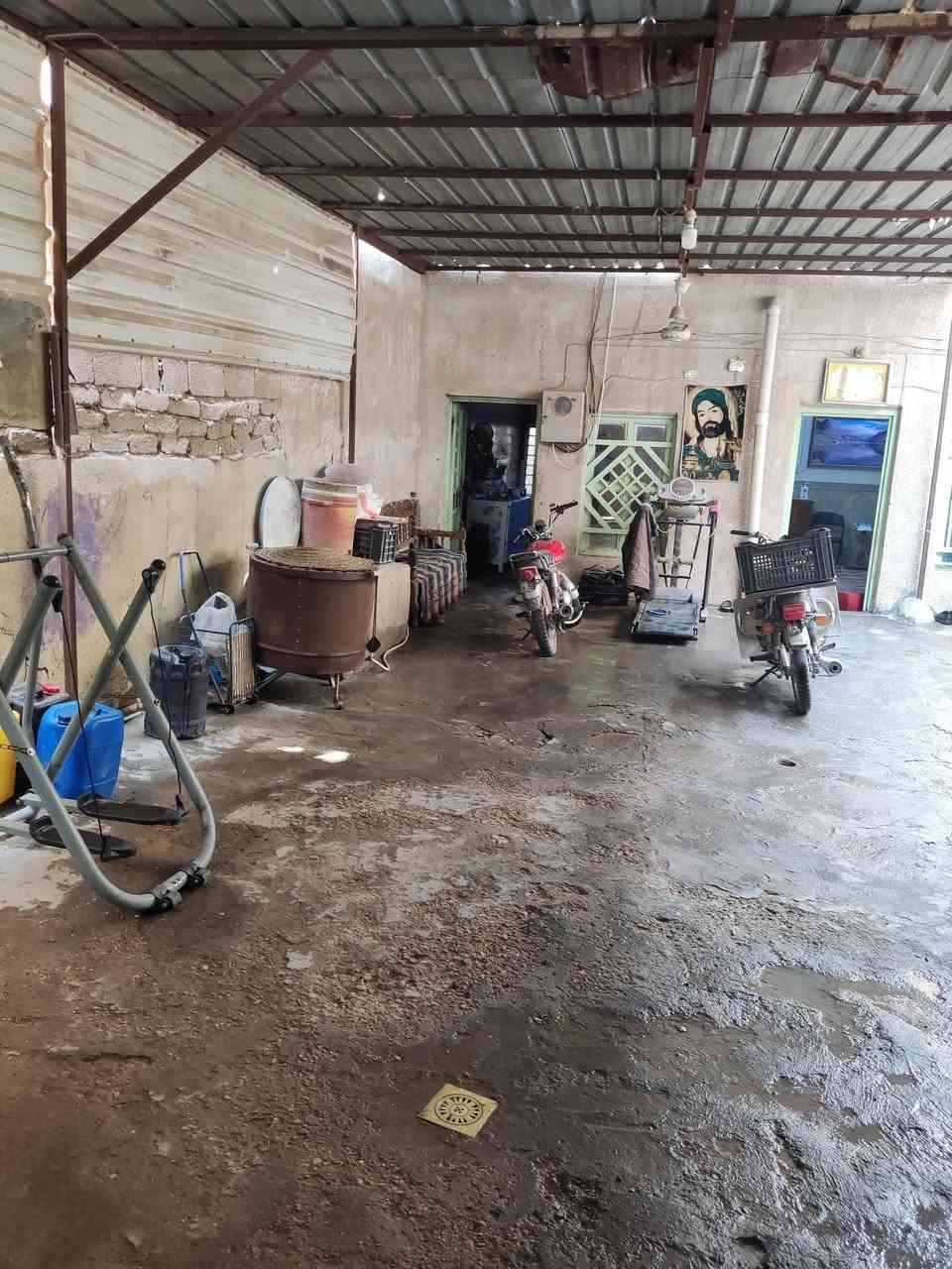 بيت في حي الغدير قرب مدرسة المعرفة واجهة 8×25 يحتوي على غرفة نوم عدد اثنين واستقبال و مطبخ و صحيات البيت قديم عكاده بسمي السعر 125 وبي مجال موبايل *********** ابو علي
