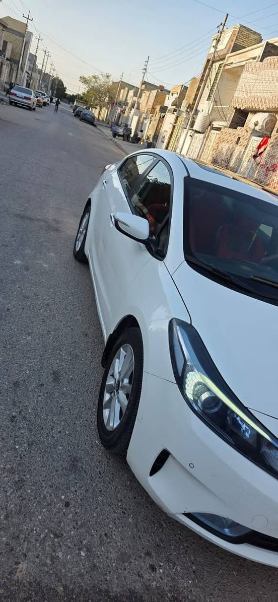 السلام عليكم للبيع كيا سيراتو مديل 2018 فول مواصفات ما عدى البصمه محرك 2000 السياره جديده ماشيه 135 السياره مكفوله من الصبغ والتبديل ما عدى شخط واضح بالصوره السعر 145 وبيه مجال للاستفسار اتصل ***********
