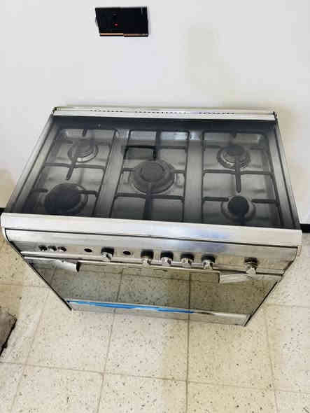 السلام عليكم طباخ إيطالي مال بيت جديد ناره زركه فرن فوك وجوه كامل ونضيف ب١٨٠ نهايته ***********
