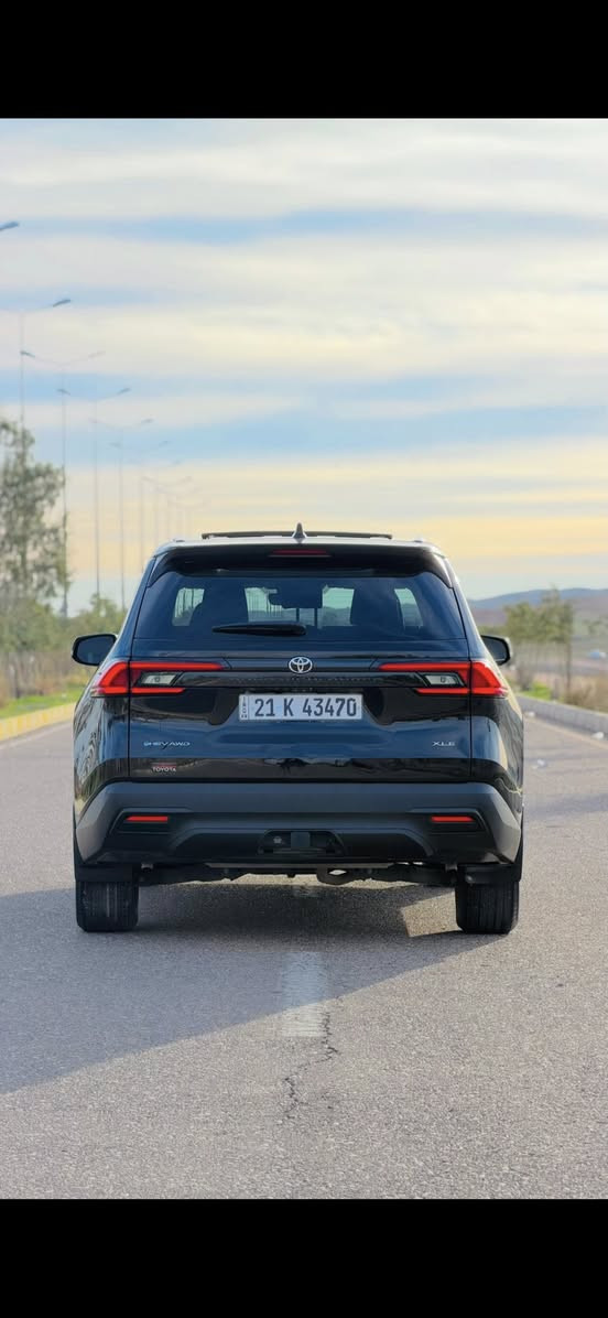 Toyota Grand highlander 2024 
.
XLE - AWD - hybrid 
ماشیە ٣٥ الف مایل
.
• المحرك: 4 سلندر، سعة 2.5 لتر (هايبرد).
• القوة: 245 حصان.
• نظام الدفع: دفع رباعي (دبل اكسل / AWD)

أنماط قيادة متعددة (Sport - Eco - Normal).
بانوراما 
3 صفوف من المقاعد (تتسع لـ 7 ركاب).
کشن vip
مقاعد جلد.
مقاعد كهربائية
تدفئة المقاعد الأمامية والخلفية.
مقاعد الصف الثالث مرتفعة ومريحة.
صندوق خلفي كهربائي
شاشة كبيرة مقاس 12.3 إنش.
گیج دیجیتال
دعم نظام كاربلاي (Apple CarPlay).
منافذ Type-C متوفرة في جميع الصفوف الثلاثة
رادار كامل (Full Radar).
فرامل تلقائية (Auto Brake).
نظام قراءة علامات المرور
رادار المرايا الجانبية لنظام كشف النقاط العمياء (Blind Spot Monitor).
المرايا: مرايا جانبية مدفأة (Heated Mirrors).
أضواء أمامية LED.
ويل مقاس 18 إنش.

سیارة بدون صبغ بس شوي pdr من چاملغ و من صندوق ـ رقم شاصي :
5TDACAB58RS017603
.
سعر السيارة ٣٦٥ ورقة 
.
***********
مکان سیارە کلار
