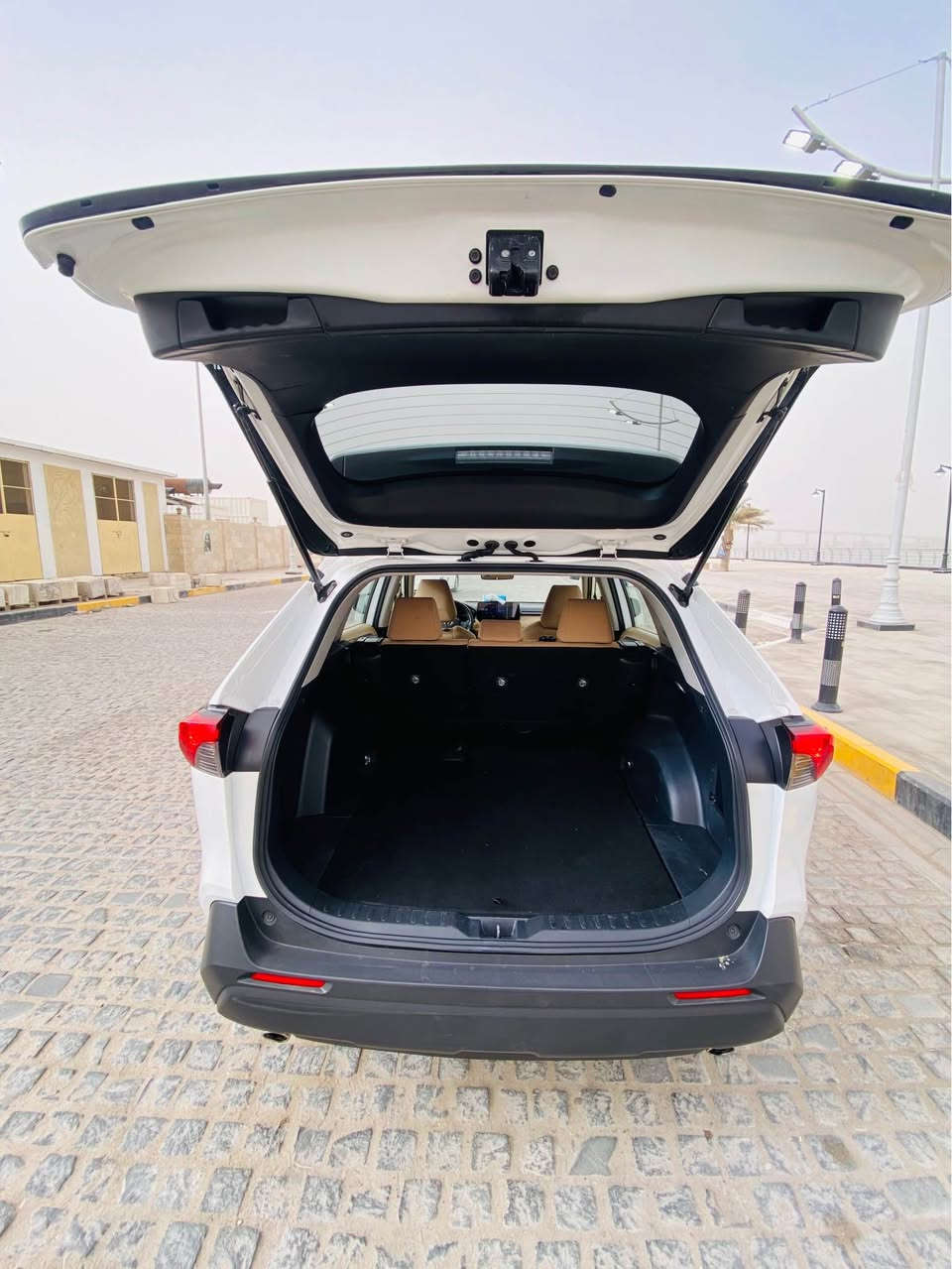 السلام عليكم 
للبيع سياره تويوتا راف فور LE
خمسة راكب 
موديل 2023 
كفاله عامه 
من الصبغ والضربه والتبديل والبارد 
تعمل تسير بأمريكا 
شرط الفحص 
مقاعد لكزز 
رادار امامي 
توقف ذاتي 
تحديد مسار 
منبه مسافات بعيدة 
مانع انزلاق 
تحكم اتجاهين 
مثبت سرعة 
ماشية 66 الف 
ثلاثة انظمة للقياده 
السعر 238 $ 
للاستفسار الاتصال على 
*********** 
راسلني ادزلك فيديو الفحص مالتها البصرة, العراق
