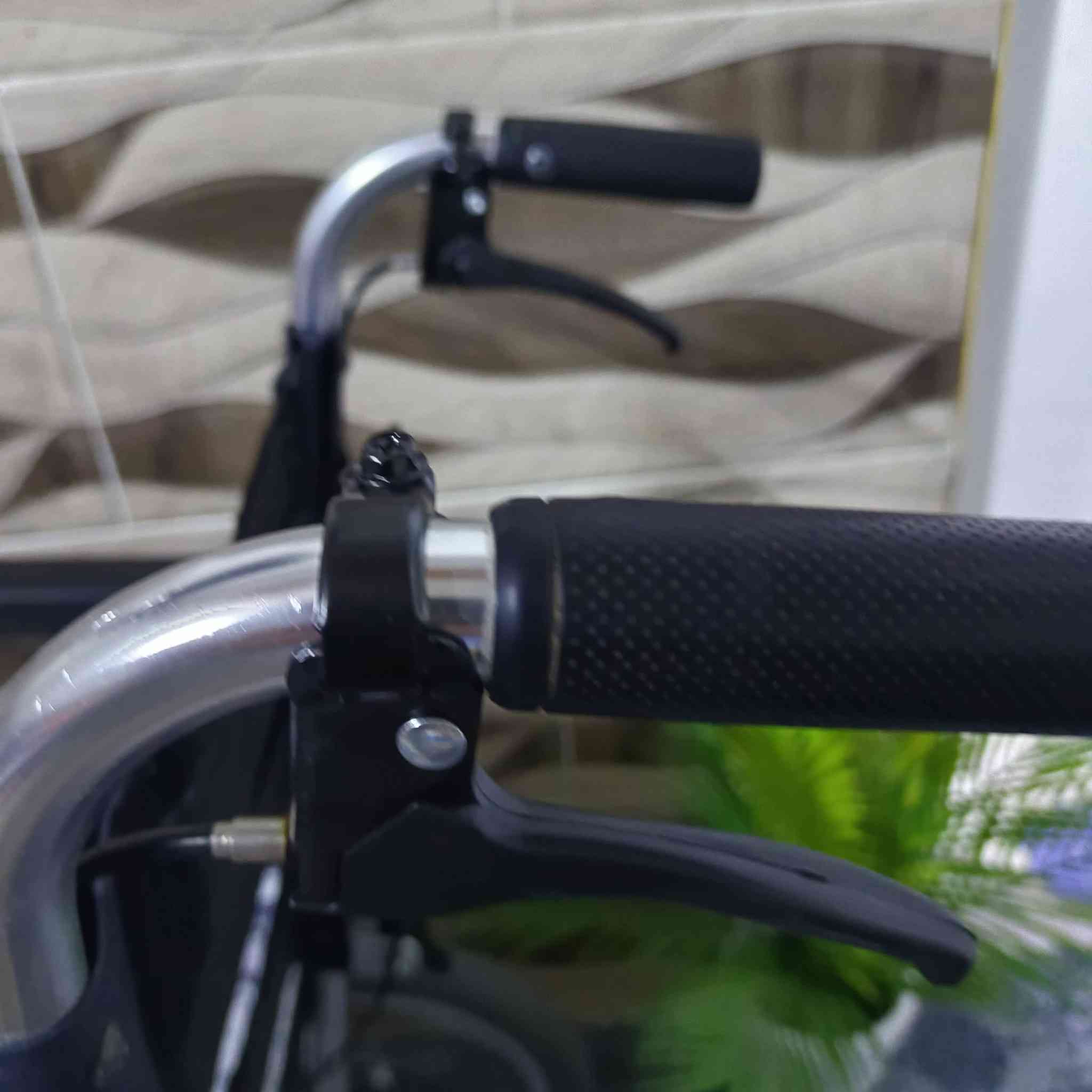 كرسي متحرك لذوي الاحتياجات الخاصة صنع ياباني المنيوم بالكامل عرض المقعد 40 تاير 14 جوانب ترفع مسند واحد بيه فقط الاتصال او المراسلة فقط ***********
