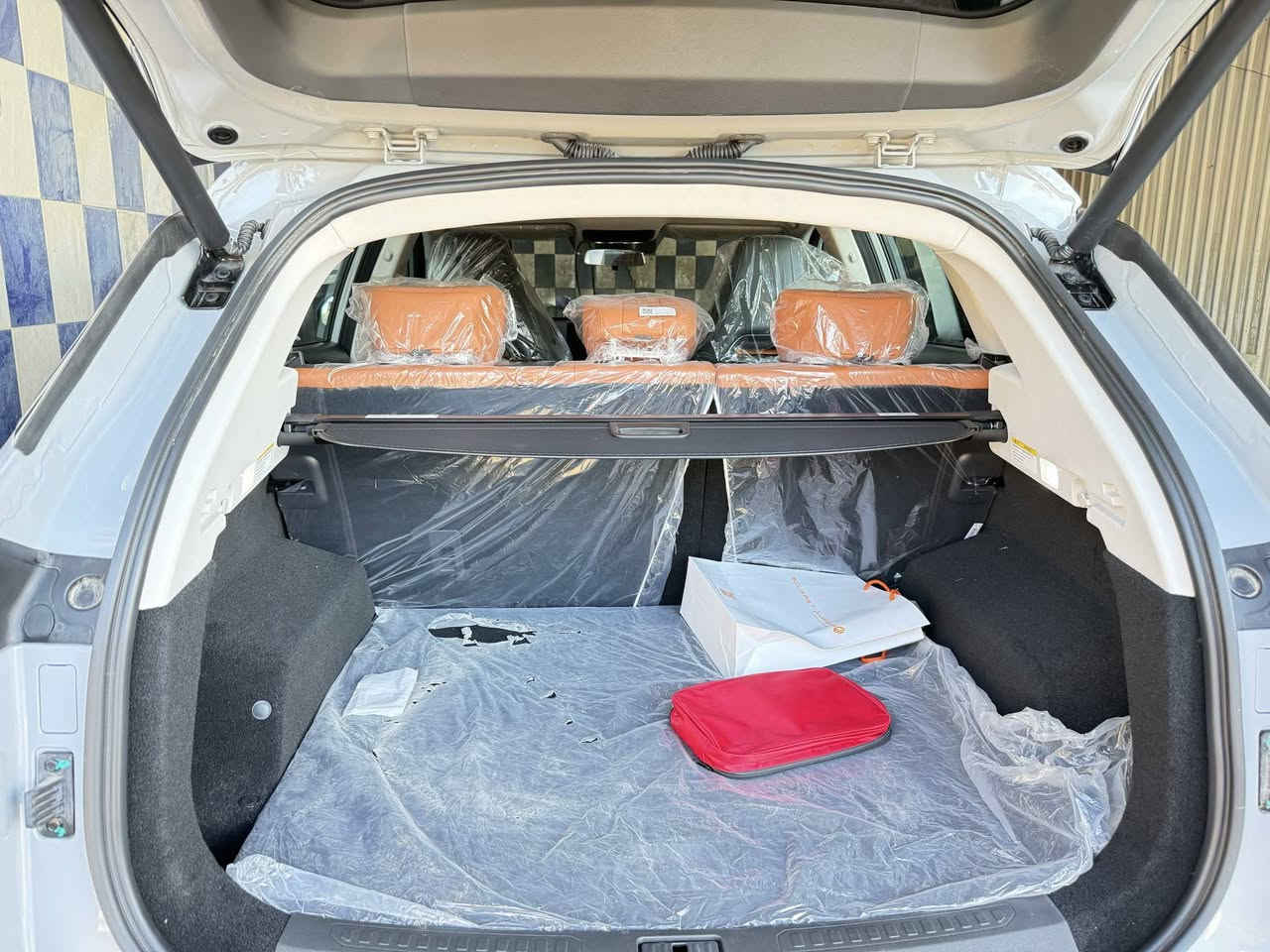 سوئيست S06 1.6L LUXURY🚘🚘
✅موديل 2026 /1600 تيربو لون اسمنتي ✅ماشية300 كيلو فقط مسافة الترقيم ضمان 10 سنوات من شركة هرلم 

✅شاشة ترفيه 15.6 ويل 19 + فتحة سقف بانوراما بطول 1.1 متر. أنظمة الأمان: 6 وسائد هوائية، ABS، ESC، حساسات خلفية، تحذير من التصادم الخلفي مقعد سائق كهربائي، تبريد بالثلاجة، شاحن لاسلكي، تشغيل عن بعد، دخول ذكي كاميرات 460 درجه أوتو هولد، مساعد صعود ونزول المرتفعات، أبل كار بلاي وأندرويد أوتو لاسلكي، 8 سماعات. بعد كلش هواي موصفات  
سياره صار سبوعين ماخذيها من شركة بلكارتون سعر مناسب
👈العنوان _ بغداد _ ***********
