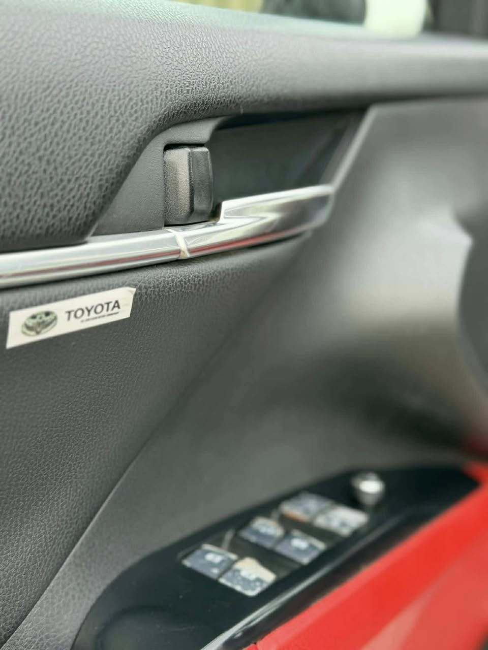 سلام عليكم سيارة تويوتا كامري 2020 للبيع فئة xse رياضية ست سلندر مكينة و كير افلون السيارة بيها جاملغ وره صبغ اهنا بالعراق جاملغ كدام مبدل امريكا و ربع بونيد السيارة حيل نظيفة مابيها نقطة دواخل او ايرباك و مسوين اله كماليات كامل و ماشية 48 مايل يعني 98 كيلو 
سيارة فول الفول مواصفات 
كشنات كهربائي و هيتر و تبريد 
بانوراما 
كاميرا 360 درجة 
داخل احمر 
حساسات امامي خلفي جانبي
تحديد سرعة 
خط الطريق 
سقفه بلادي اسود 
خلف و كدام حاسة 
ابواب اثنين بصمة
بريك بصمة 
اوتو هولد 
مراية تعتيم ذاتي
لايت و بكلايت و صندوق بصمة
بيها ثلاث انضمة قيادة ايكو نورمال سبورت
السيارة بأسمنا و سنويته جديدة لحد 2031 ما بيها اي مصاريف تواير بطارية كلشي جديد بيها تحب تحويل او وكالة حاضرين و مكان السيارة بكركوك اسكان و سعره 215 و بيها مجال كلش قليل للاستفسار اكثر ***********
