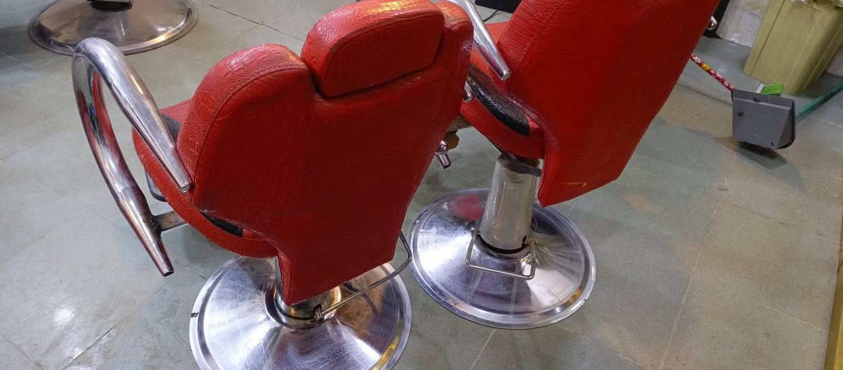 كراسي حلاقه نضيفات جدا السعر 180 بيهن مجال بسيط كربلاء ***********
