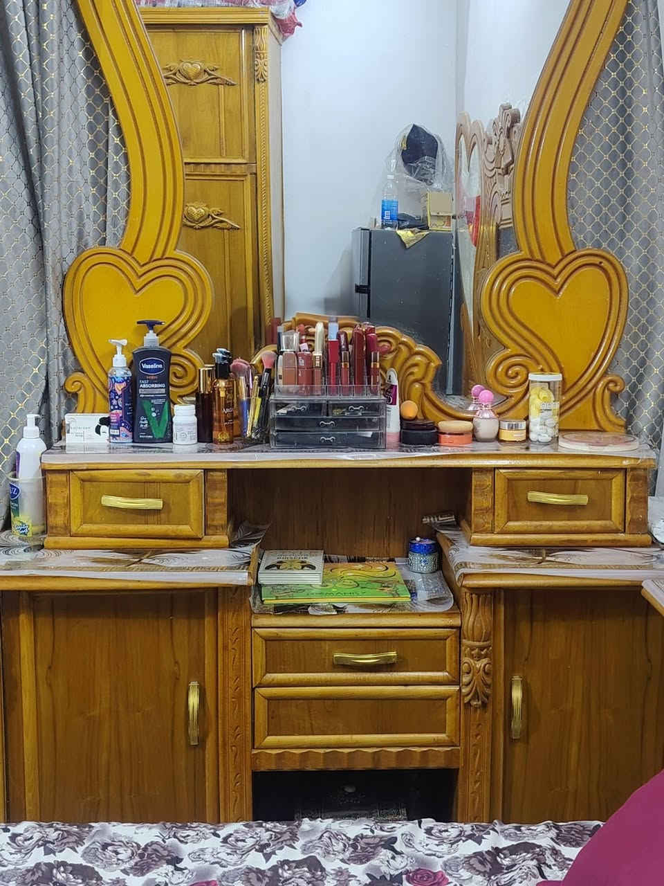ميز مرايا وتاج جرباية للبيع
سعر الواحدة 100 الف
***********
