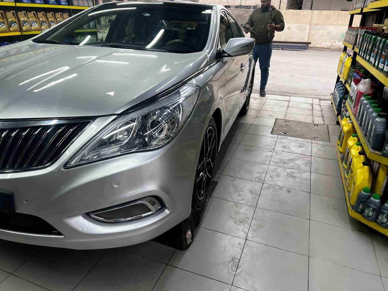 هونداي ازيرا 2013 مغلفة بالكامل ppf لون سلفر امريكي
ماشية 160 الف وقابل للزيادة
رقم بغداد باسمي 
محرك 3300 المرغوب ما مفتوح شرط 
بيها  جاملغ السايق ضرر داخل العراق مبدل ومصبوغ  وحادثه البنيد ودعامية فقط بدون دواخل ومبدلات  ومصبوغة الدعامية الامامية والخلفية فقط
سياره فول و1 على 1 vip  تبريد وتدفئة بالكشنات 
بصمه ابواب بصمه تشغيل بصمه بالصندوق 
بنوراما 
حساسات امامي خلفي 
لايتات زنون 
برده خلفيه كهرباء
برده على ابواب الخلف 
المرايه الداخليه تعتيم 
اناره بالدشبول 
اشاره ترحيب عند الاقتراب من السياره 
اشاير بالمري 
مانع انزلاق 
الاناره الداخليه لد 
الكشنات الاماميه تحكم كهربائي 
مراية قلاب
الجامات الاماميه اوتو 
تحكم كامل بالستيرن 
مثبت سرعه
ارضيه مغلفه  
قطعتين تبريد
صدر وحدادية جديد
منظومة تبريد جديدة
تخم تاير حديد هانكوك
مكان السياره بغداد
السعر 125
وللاتصال *********** وبي واتساب
