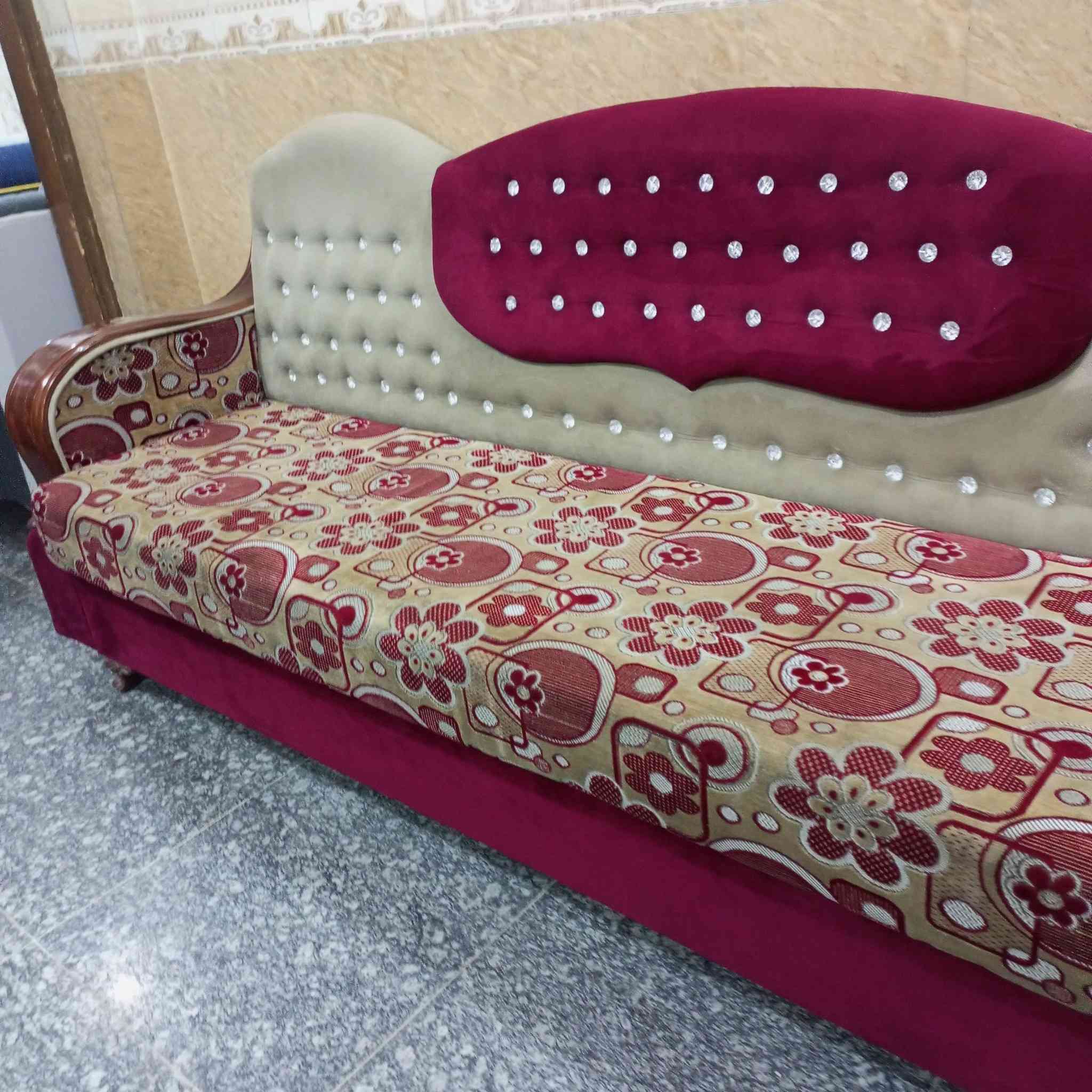 ديوان مستعمل تزكام اخو الجديد ٢٠ مقعد بابل الحمزه الغربي حي الدولار قرب عماره دكتور ناجي أتصال ***********
