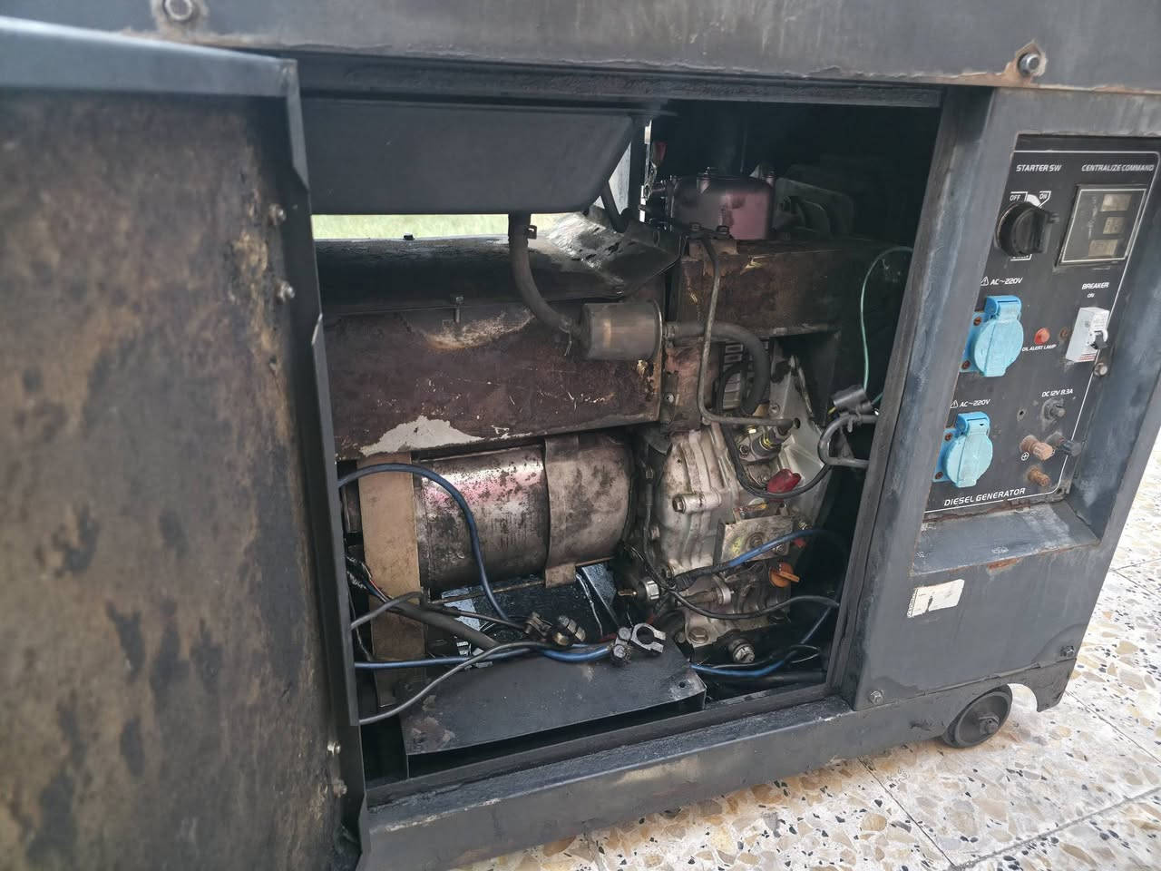 السلام عليكم مولدة كيمولي شركة نجوم الرافدين ملف كبير نحاس 7.5 kw بية شاشة عرض معلومات مشترية قبل سنة ب1750 رايدة ب800 مابية اي نقص ونقصة فقط باتري تجي اشغلك اياه وتفحص الحمل على البيت قبل لا تاخذة رقم ***********
