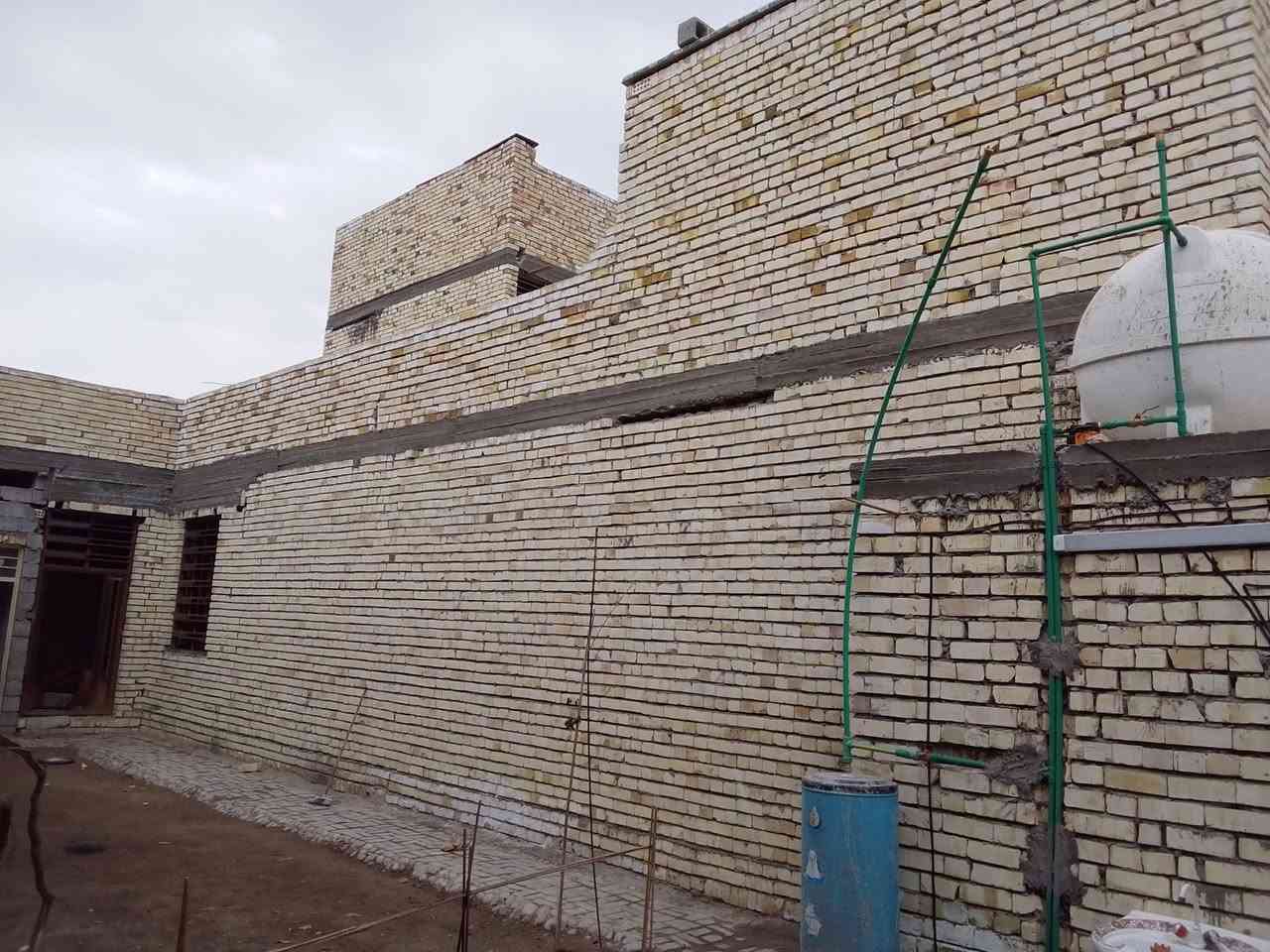 بيت ٣٩٠ متر مربع يحتوي علئ بيتين بناء حديث ٢٠٢٥ طابوق جمهوري البيت الاول يحتوي علئ غرفة ومطبخ حار وبارد وصالة وصحيات وحوش صغير والبيت الثاني غرفتين ومطبخ ومضيف جبير  وصالة وصحيات وحديقة جبيرة  صنف الأرض طابو زراعي ٢٥ بي سند الموقع منطقة الحميدية نهاية شارع المعسكر بالاخير البيت بصف الركن خدمات متوفرة مجاري مربرط علئ الرئيسي السعر ٧٠ قفل للاستفسار الاتصال على الرقم ***********
