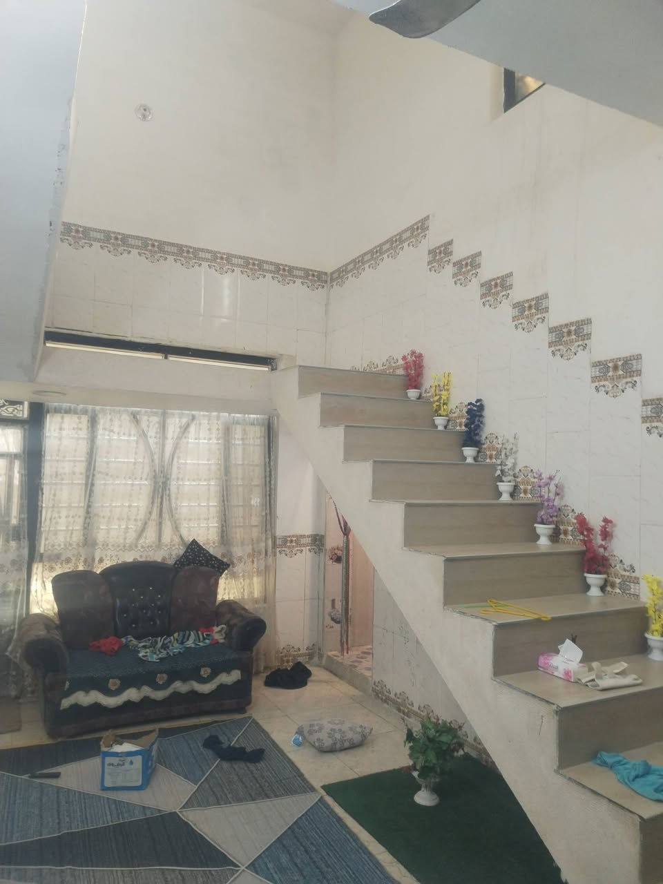 السلام عليكم
بيت للبيع
المكان حي ذويب الأول
المساحه 240
بناء طابوق
غرفتين نوم استقبال هول وصاله ومطبخ
أرضية بورسلين
المجاري موصله للبزل
السطح مطبك فرشي
الطارمه سقيفه كيسبان
السعر المطلوب ٩٠ مليون وبي مجال 
للاستفسار الاتصال 
***********
***********
