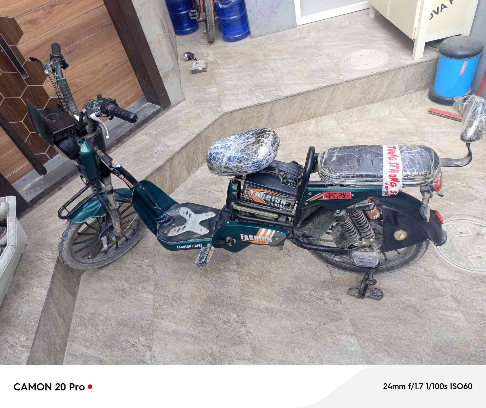 دراجه شحن نضيفه حيل ومرتبه صارلي شهر ونص من اخذته ماناقصها شي بس العداد مال شحن  دراجه شحنها حلو ويمشيك سرعته ٩٩ ب375 وبيها مجال للطيبين ميكون خاطره اله طيب الشراي


**إذا كنت صاحب هذا الإعلان وتريد حذفه لأي سبب، رجاءا أرسل رسالة إلى الدعم الفني**