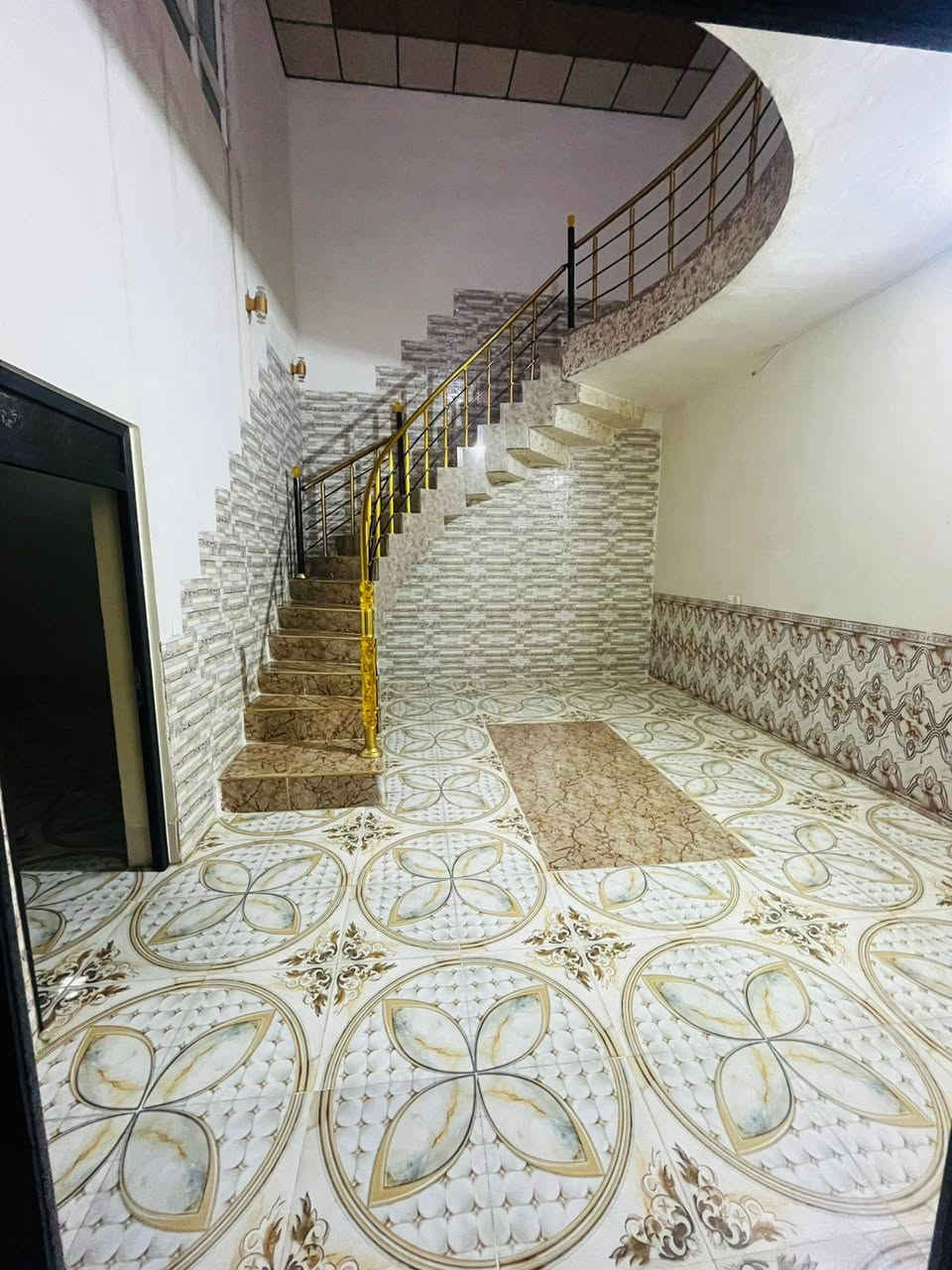 بيت زراعي للبيع منطقة الصياده قرب جامع حجي شكر قريب على الشارع العام منطقه كلها تبليط خدمات متوفره مشمول بقرار التمليك قاطين ٢٥٠متر السعر ١٠٥ وبيه مجال للشراي للاستفسار اتصال على الرقم ***********
