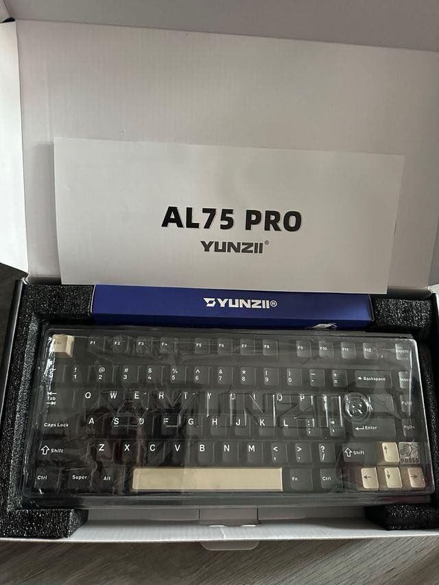 كيبورد YUNZII AL75 PRO (قطعة فخامة حقيقية) ⌨️🔥
للي يدور النوعية الثقيلة والرزانة، كيبورد ألمنيوم كامل (Full CNC Aluminum) مو بلاستيك، قطعة صلبة وتصميم يجنن.

أهم المميزات:

• الهيكل: ألمنيوم صب بوزن ثقيل وثبات عالي.

• التوصيل: يشتغل بـ 3 طرق (وايرلس، بلوتوث لـ 3 أجهزة، وسلكي Type-C).

• البطارية: عملاقة 6000mAh (تنسى شوكت شحنته).

• الصوت: نظام Gasket Mount يعطيك ذاك الصوت "الثوكي" المكتوم والناعم.

• المميزات: يدعم Hot-swap (تبديل سويتشات براحتك) مع إضاءة RGB خرافية.

 السويتشات مدهونة (Pre-lubed) لنعومة خيالية بالكتابة.

💰 السعر: [50 الف]

متوفر توصيل

للاستفسار راسلني خاص، وما نقصر ويا الطيبين. 🤝


**إذا كنت صاحب هذا الإعلان وتريد حذفه لأي سبب، رجاءا أرسل رسالة إلى الدعم الفني**