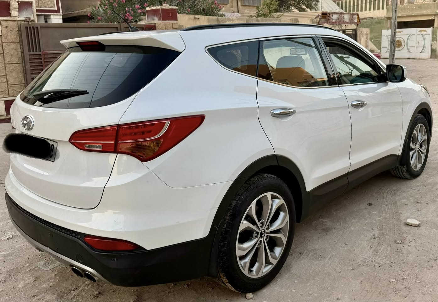 السلام عليكم 
سيارة سنتافي موديل 2014 لون ابيض خليجي 4 سلندر مكينه 2400 دوش  7 راكب رقم اربيل بأسمي رقم انكليزي فحص جديد وهزه جديده 2030 السيارة كفالة من الضربه والفتح والصبغ كفاله عامة ما عدا بارد قليل جاملغ الامامي جهة العبري وبارد باب خلف السائق قليل كلش بعدة على وضعه السيارة جديده ماشيه 129 الف شرط دك جرس 
فول مواصفات 1/1كويتي أعلى فئه 
سقف بنوراما فتحه سقف 
تشغيل بصمة
كشن كهرباء 
3 وضعيات قيادة 
لايت زنون ولد لايت وكشاف لايت 
مري شفط واشاره بالمري 
يدة نيكل 
كشن جلد جوزي
تبريد 3 قطع
ويل كروم فراشه 19
زراك لايت 
هند بريك دكمه 
اوتو هولد 
تحكم 4 جهات 
نظام ايكو 
كامرة وحساس خلفي
مانع انزلاق 
نزول منحدرات 
تخم تاير 
منضومه بانزين جديده 
مكينه وكير على الشرط 
تحويل بأسم المشتري 
السعر 168 بيه مجال قليل غير متواجد على الفيس
***********
العنوان الديوانية المركز
