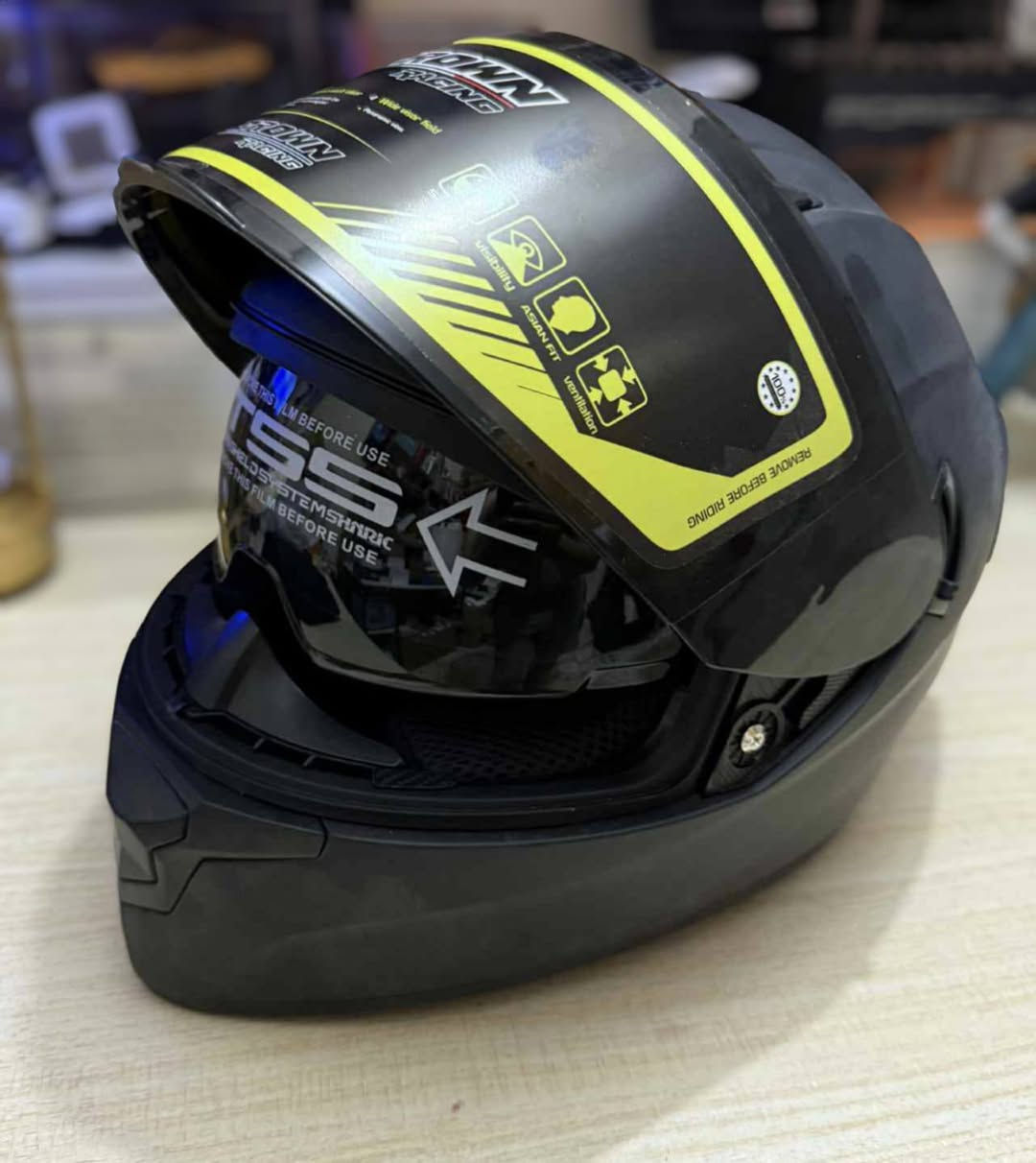 خوذة  كراون راسينغ للدراجات النارية
استمتع بالراحة وتدفق الهواء الأمثل مع نمط الوجه المفتوح أثناء الركوب
- تضمن DOT Authenticity استيفاء معايير السلامة 
- هيكل ABS قوي يضمن المتانة والحماية الموثوقة
- يجمع بين الوظيفة والجاذبية الجمالية لتصميم أنيق
🥇السعر 50🎖️


**إذا كنت صاحب هذا الإعلان وتريد حذفه لأي سبب، رجاءا أرسل رسالة إلى الدعم الفني**