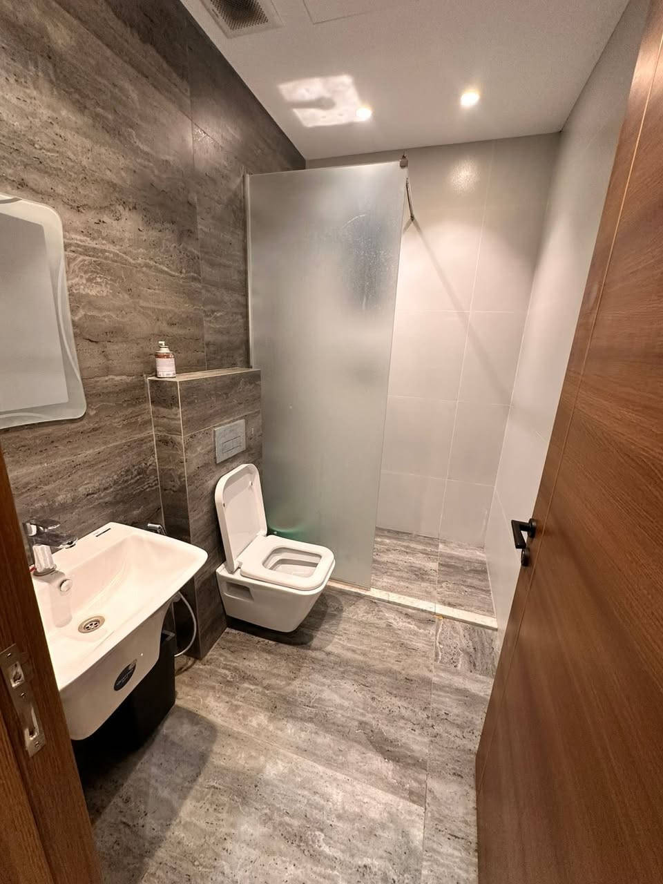 🏡 شقة مؤثثة للإيجار
📍 المنصور / المتنبي
✦ غرفتا نوم
✦ طابق أول

📞 ***********
