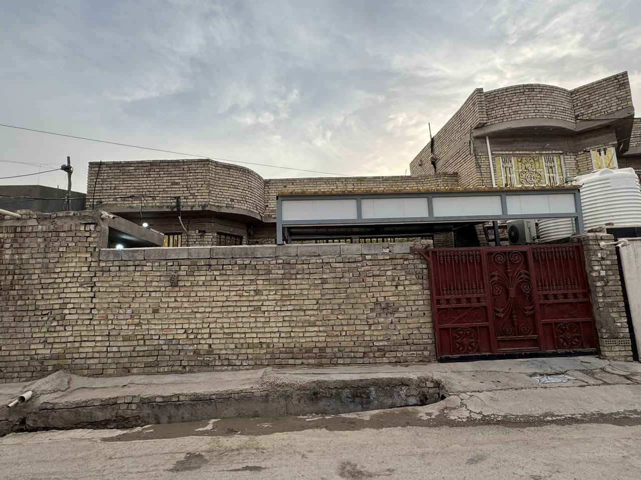 السلام عليكم
بيت مساحة 250 متر بناء 2020 الموقع شارع افران ثاني فرع 
البيت يحتوي على استقبال 6*4
غرف نوم 3 
مطبخ 4*4
صالة 12*4 
صحيات خارجية وحمام داخلي 
سعر البيت 100 
للاستفسار ***********
