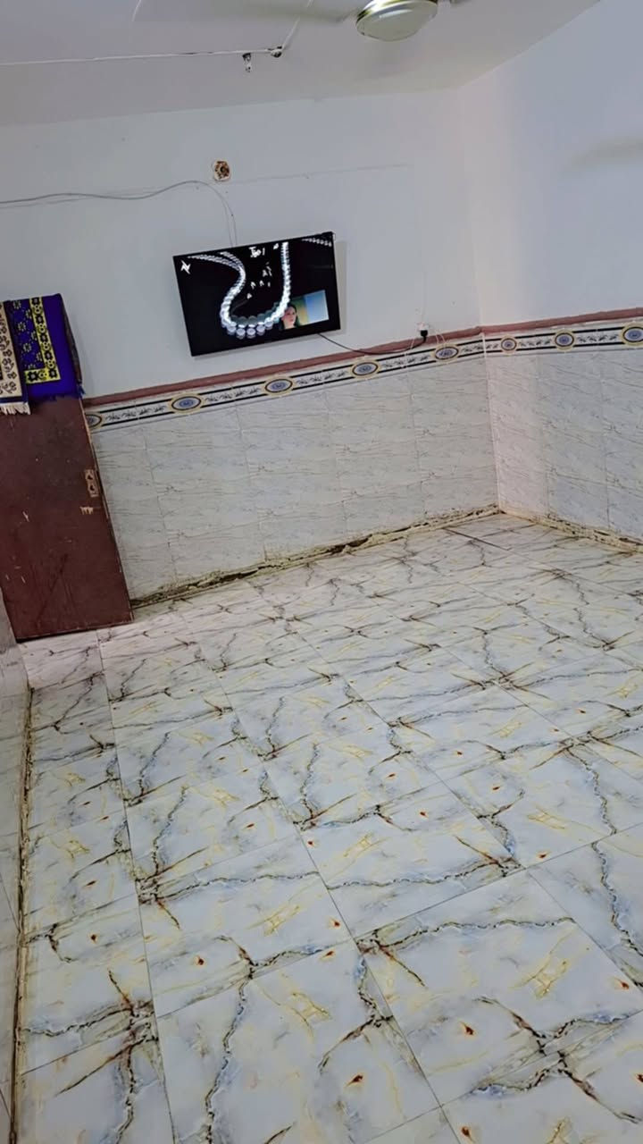 السلام عليكم.  دار للبيع . طابو ملك صرف. المساحه80متر. بيت طابقين. يحتوي على3غرف نوم. واستقبال. وصاله. الخدمات:  كهرباء متنقطع 24ساعه.  مي جاري وتبليط الشوارع وسوق قريب يبعد5د. والدار قريب جدآ علشارع. ملاحظة السعر جداً مناسب للاستفسار . واتساب*********** العنوان  السياحي حي العسكري قرب مقبرة المسيح
@الجميع
