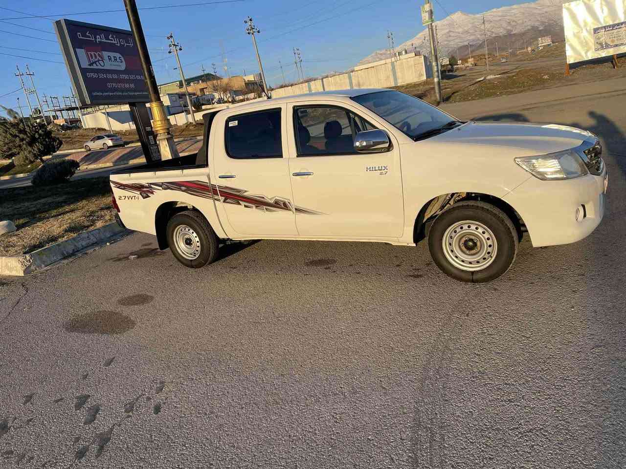 سەرەتا بەناوی خوای گەورە 
مەرزیە ٢٠١٣ 
سەیارەکە تا بڵێی جوان توند و تۆڵە 
سەیارەکە پارچە ڕەشە لەسەر ساخی بەس عارەبانەکەی پارچە ڕەش نیە دەحم و لێدراوی نیە 
سەنەوی ٢٠٣٠ نویە بە ناوی خۆمانەوە
چوار تایەی لۆکی لە ژێر دایە 
کامل سێرڤ کراوە
سەیارەکە ١٣٥٠٠٠ ڕۆیشتووە

*********** بشدار, السليمانية
